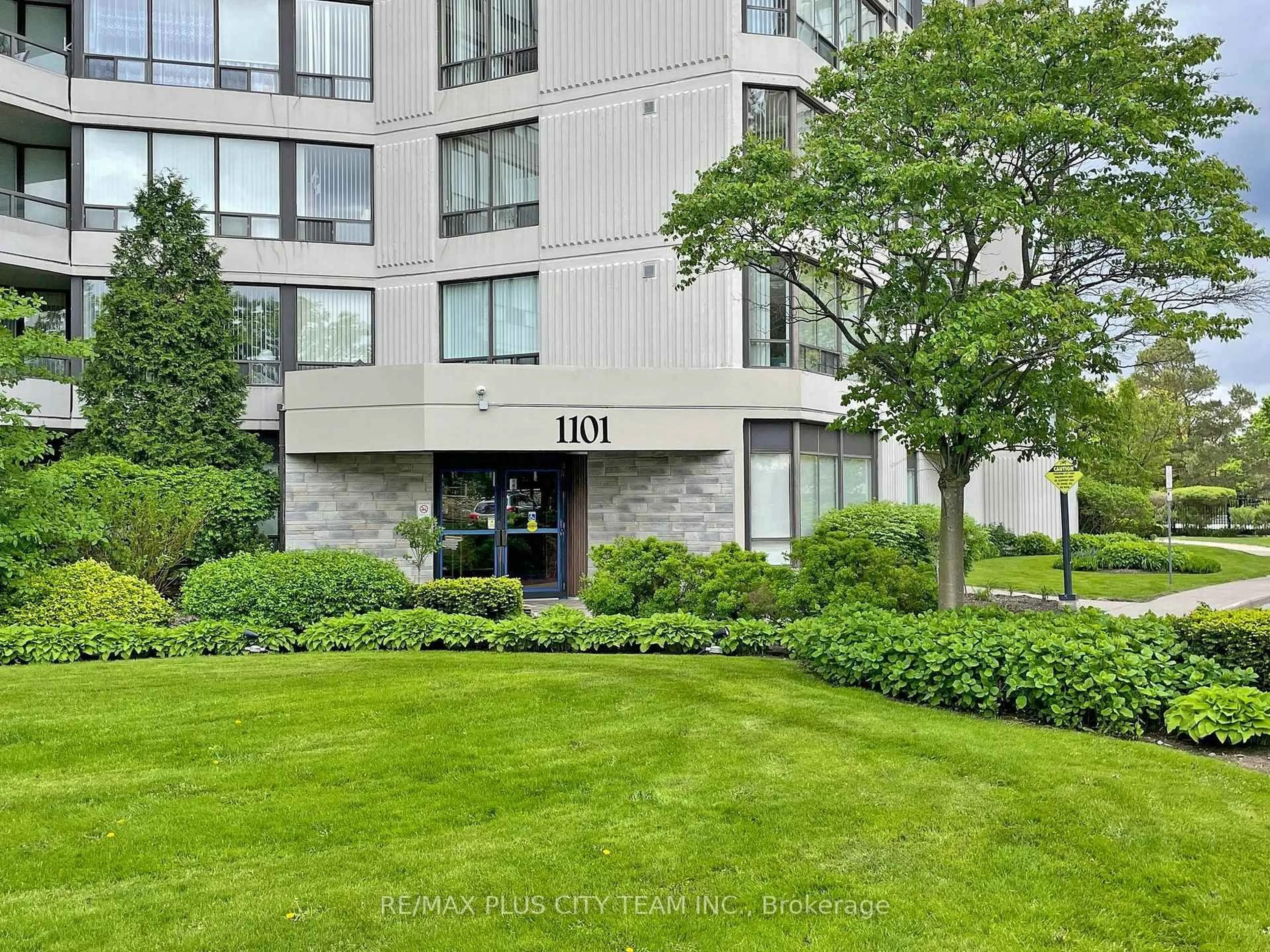 Indoor foyer for 1101 Steeles Ave #Ph202, Toronto Ontario M2R 3W5