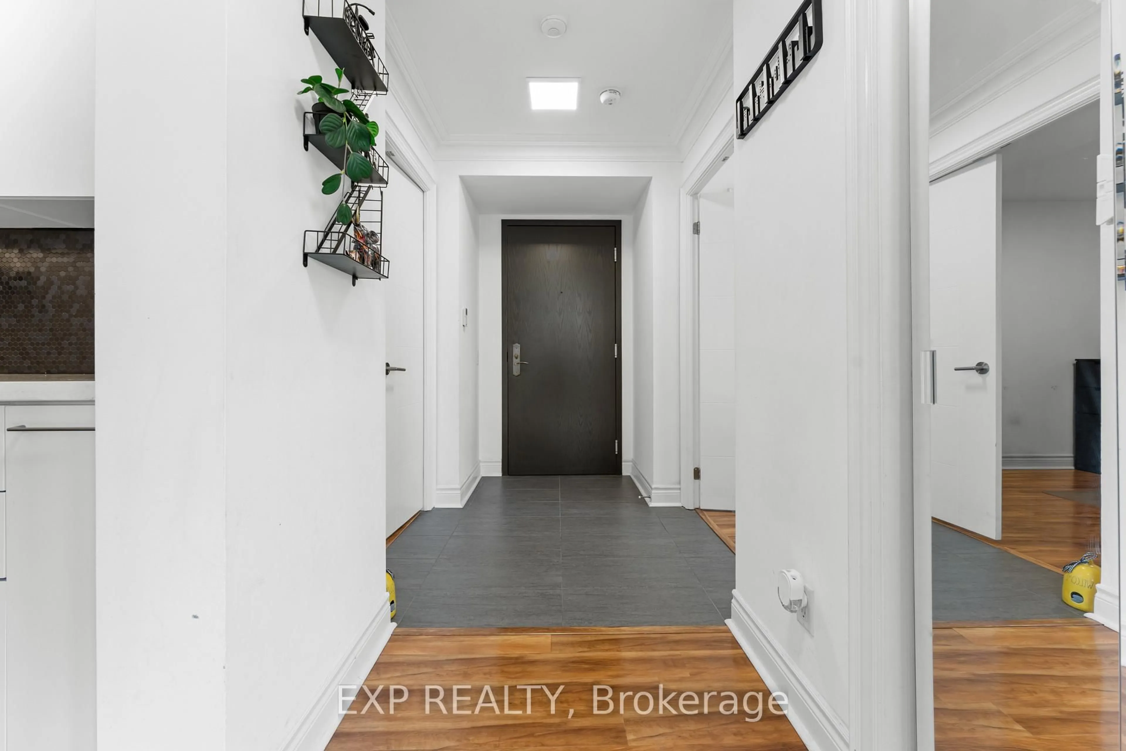 Indoor entryway for 2 Clairtrell Rd #1109, Toronto Ontario M2N 7H5