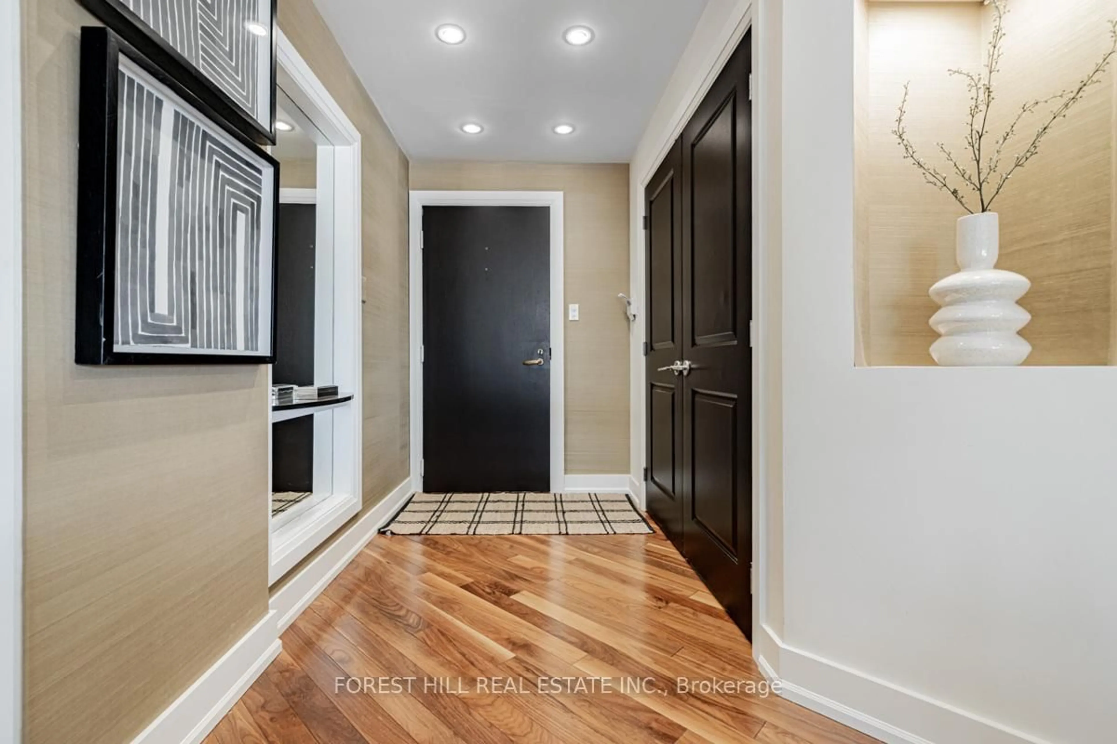 Indoor entryway for 175 Cumberland St #1407, Toronto Ontario M5R 3M9