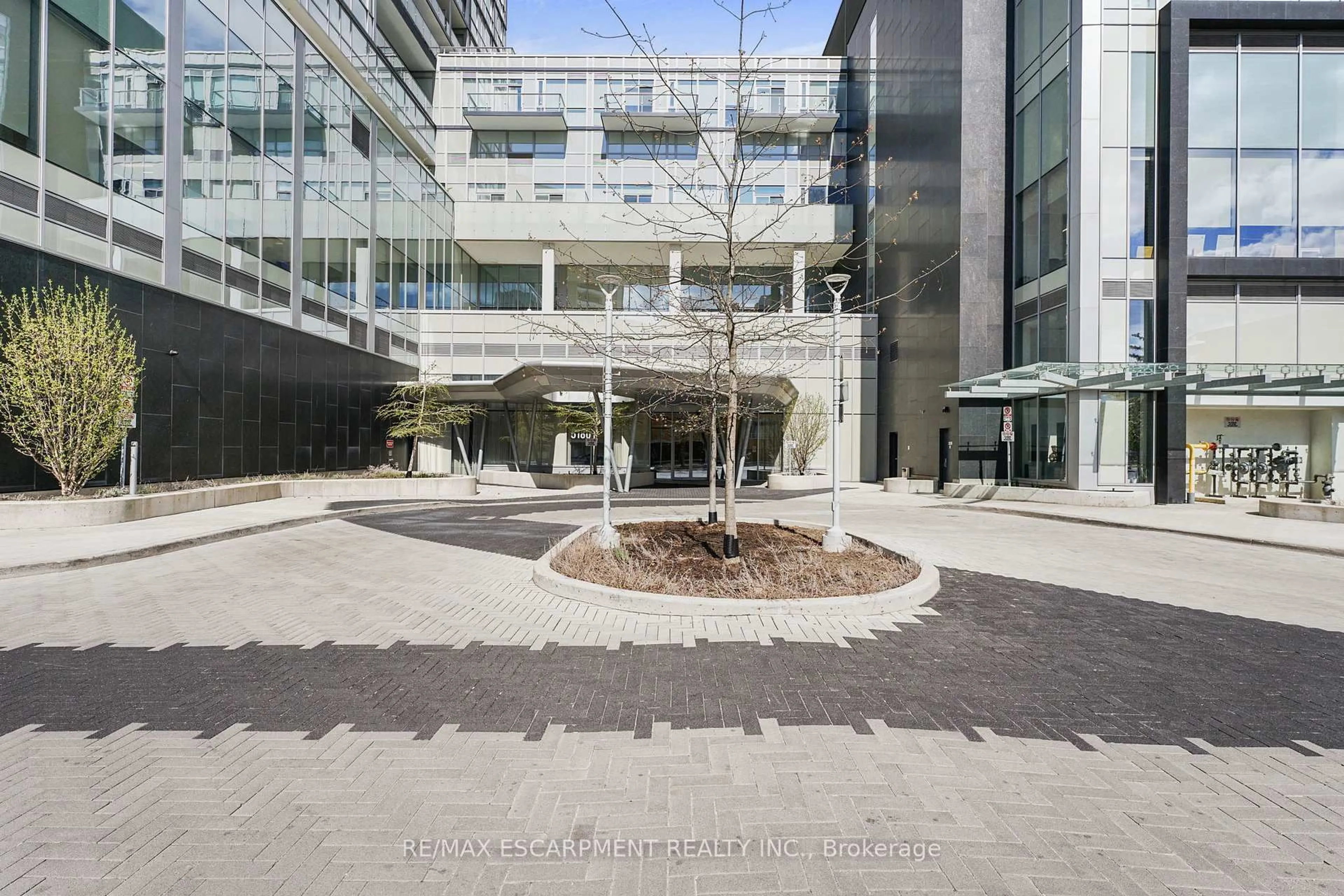 Indoor foyer for 5200 Yonge St #6, Toronto Ontario M2N 5P6