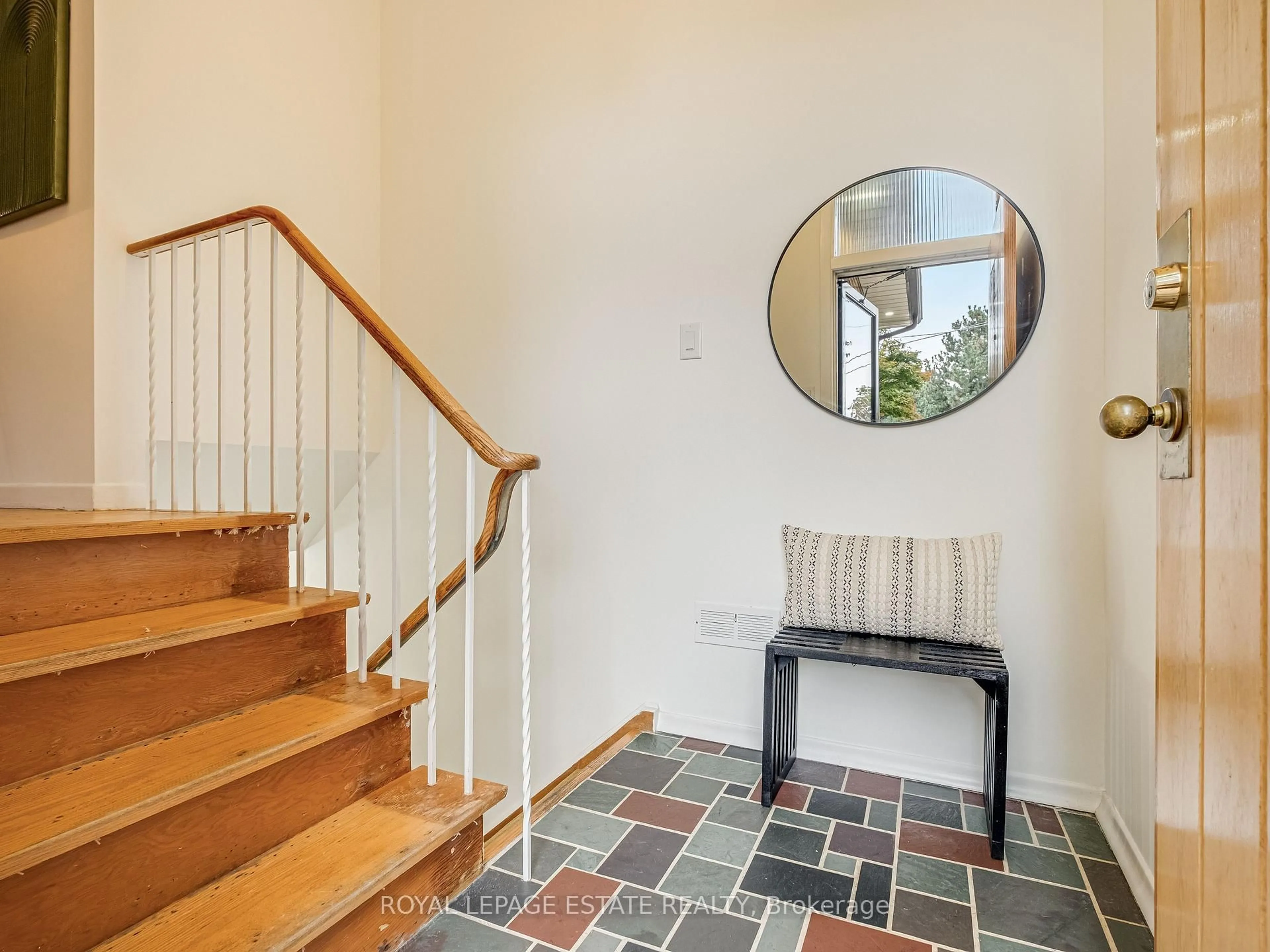 Indoor entryway for 40 Dukinfield Cres, Toronto Ontario M3A 2S1
