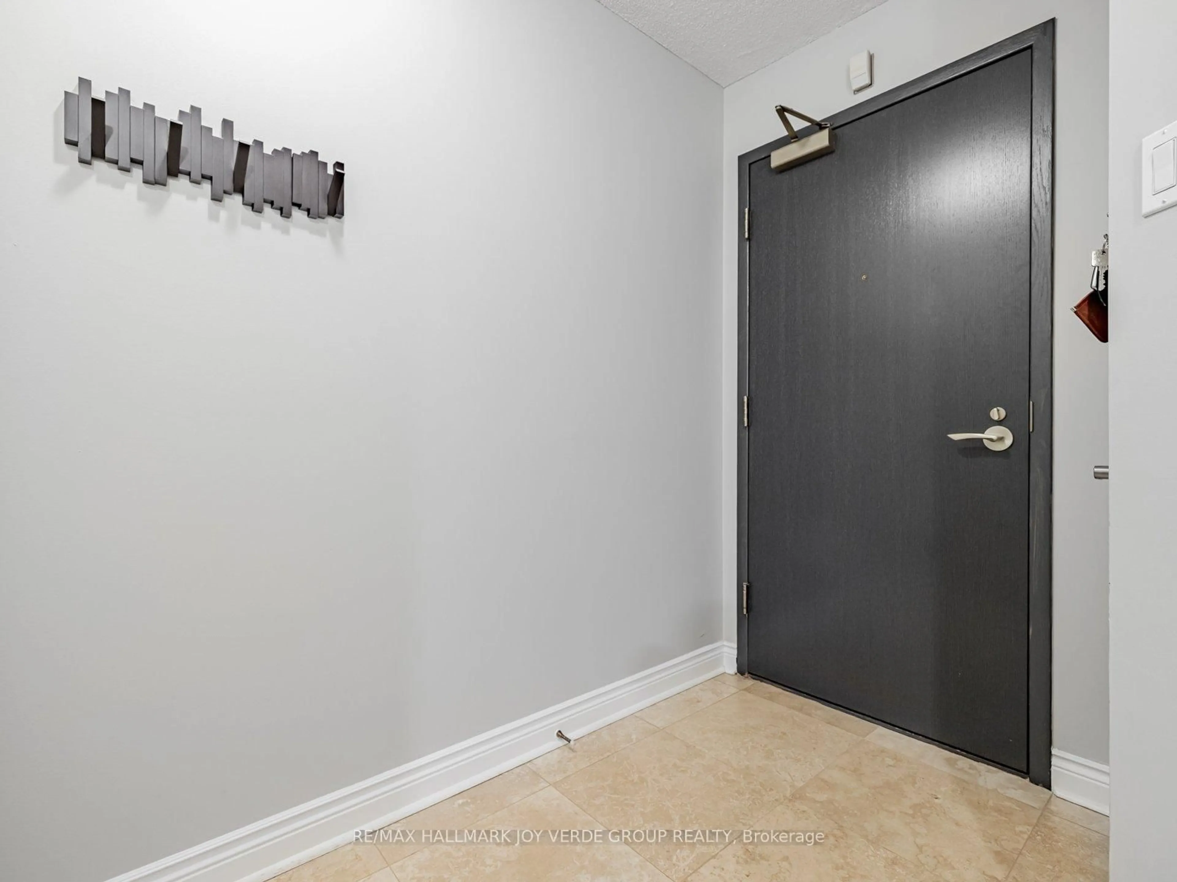 Indoor entryway for 7 Broadway Ave #302, Toronto Ontario M4P 3C5