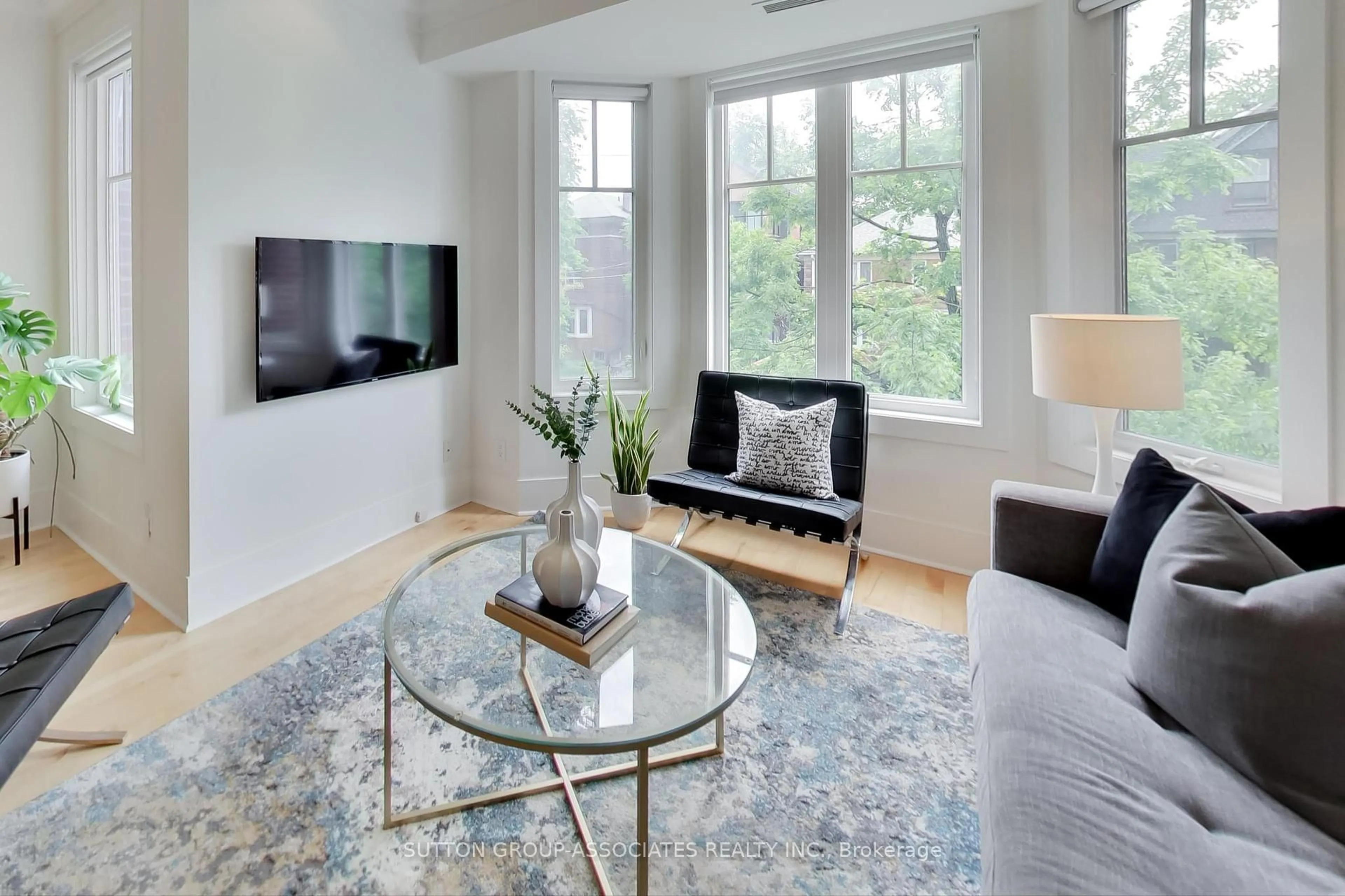 Living room with furniture, unknown for 103B Walmer Rd, Toronto Ontario M5R 2X6
