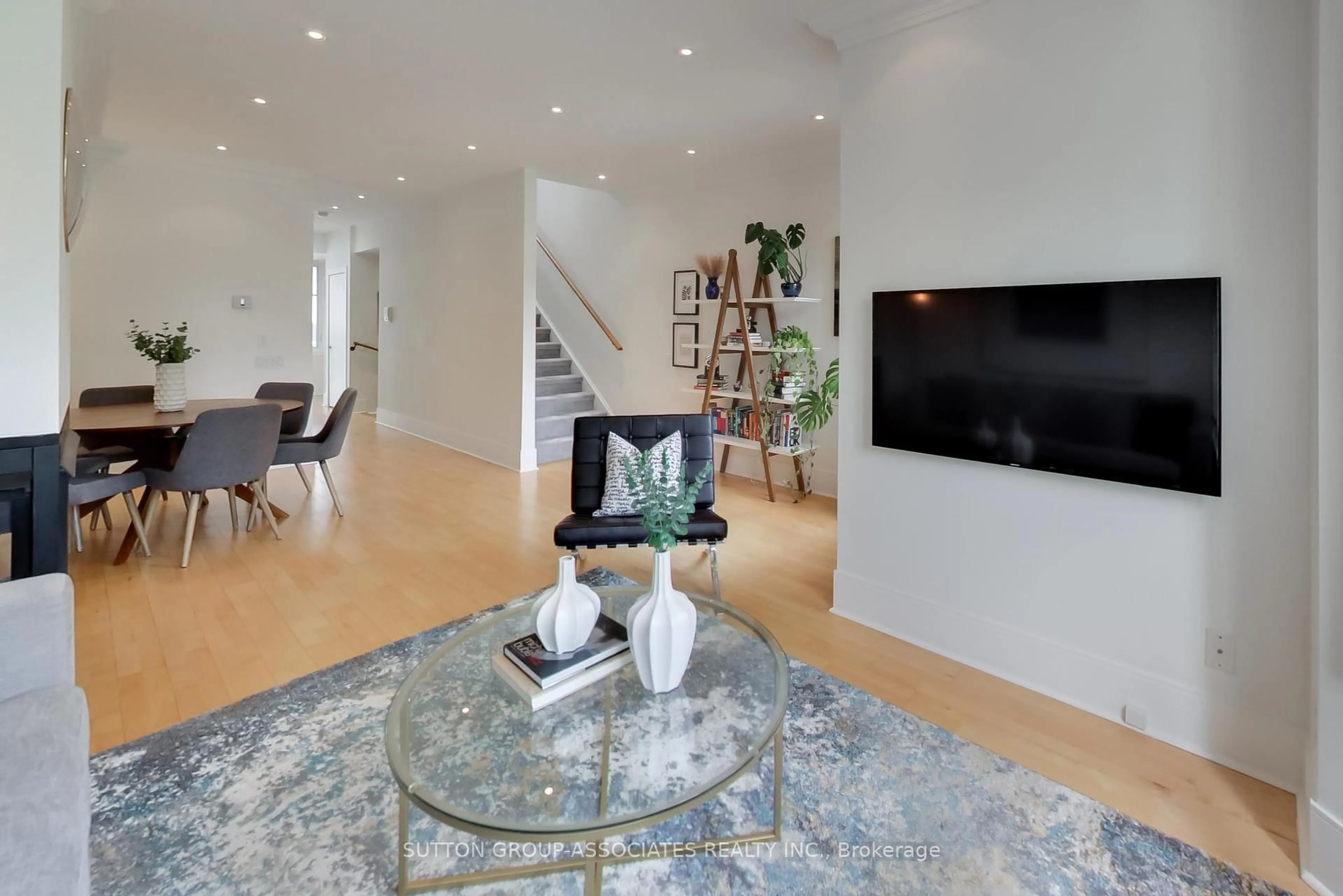 Living room with furniture, unknown for 103B Walmer Rd, Toronto Ontario M5R 2X6