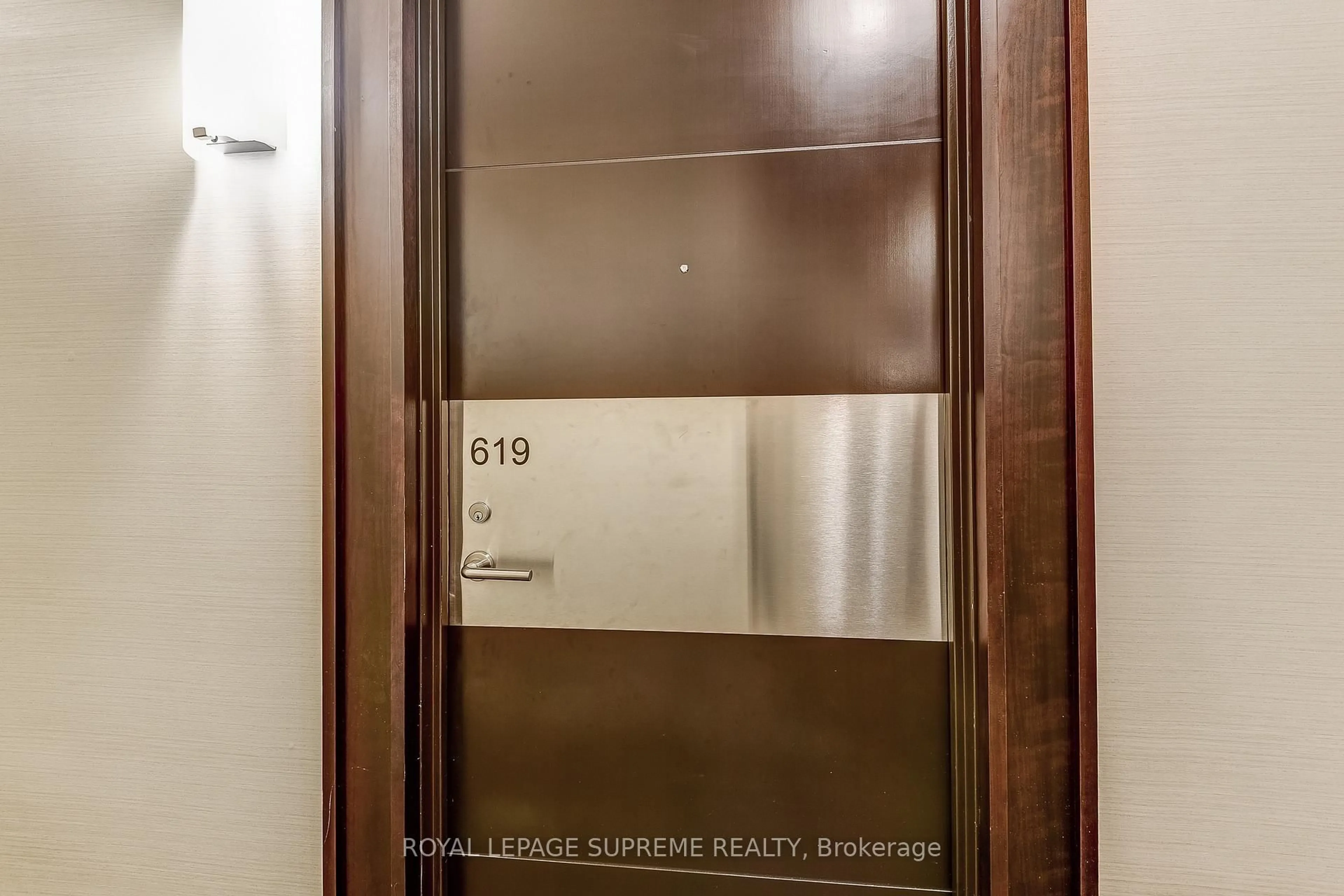 Indoor foyer for 825 Church St #619, Toronto Ontario M4W 3Z4