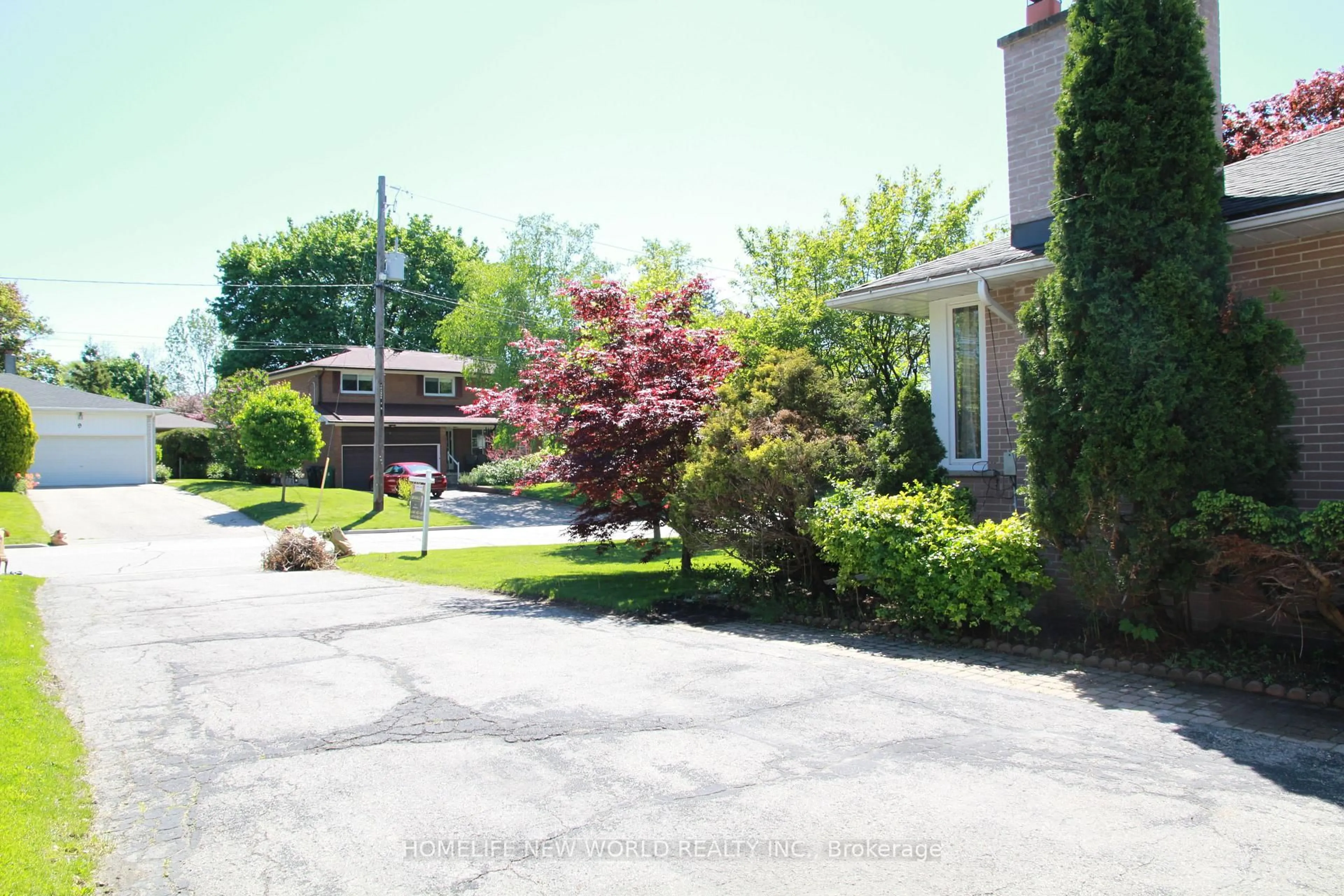 A pic from outside/outdoor area/front of a property/back of a property/a pic from drone, street for 10 Bathford Cres, Toronto Ontario M2J 2S4