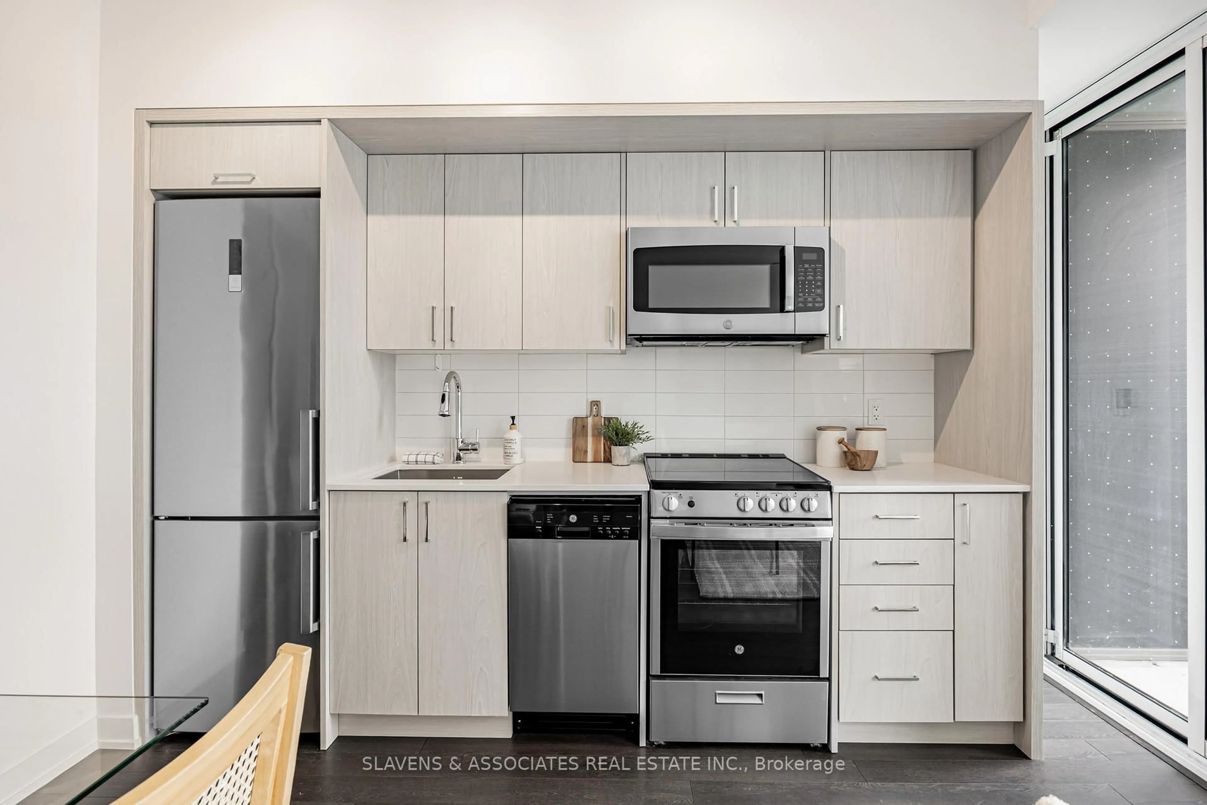 Standard kitchen, unknown for 1 Cardiff Rd #304, Toronto Ontario M4P 0G2