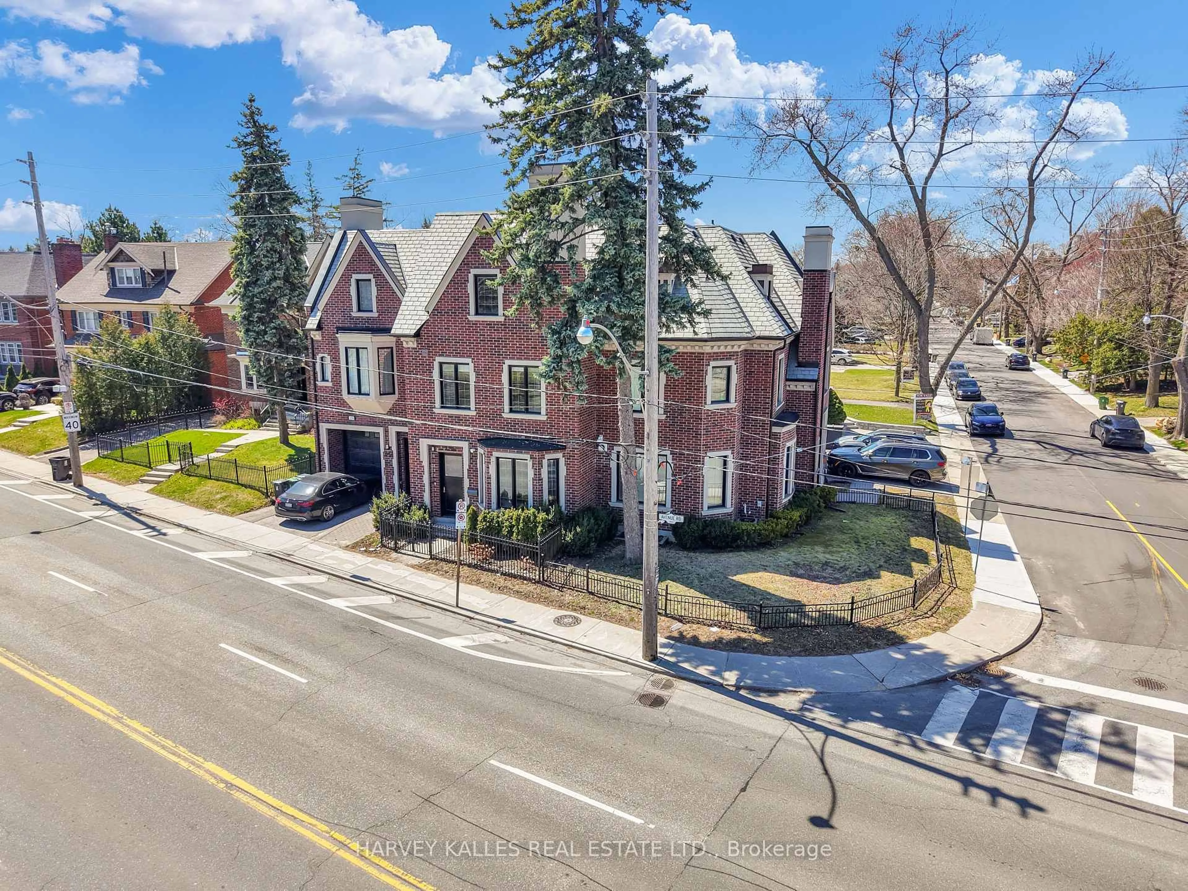 A pic from outside/outdoor area/front of a property/back of a property/a pic from drone, street for 1256 Avenue Rd, Toronto Ontario M5N 2G7