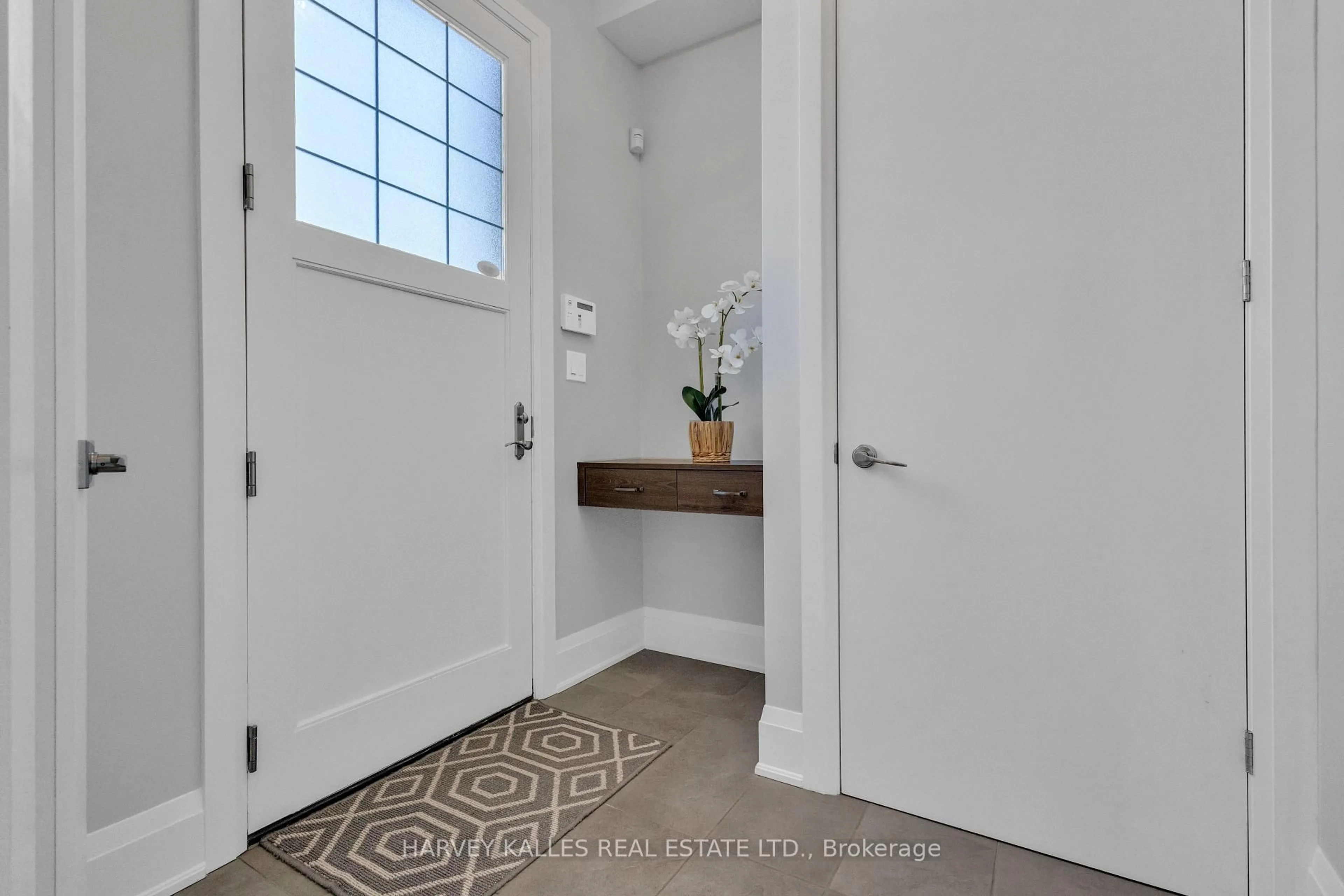 Indoor entryway for 1256 Avenue Rd, Toronto Ontario M5N 2G7