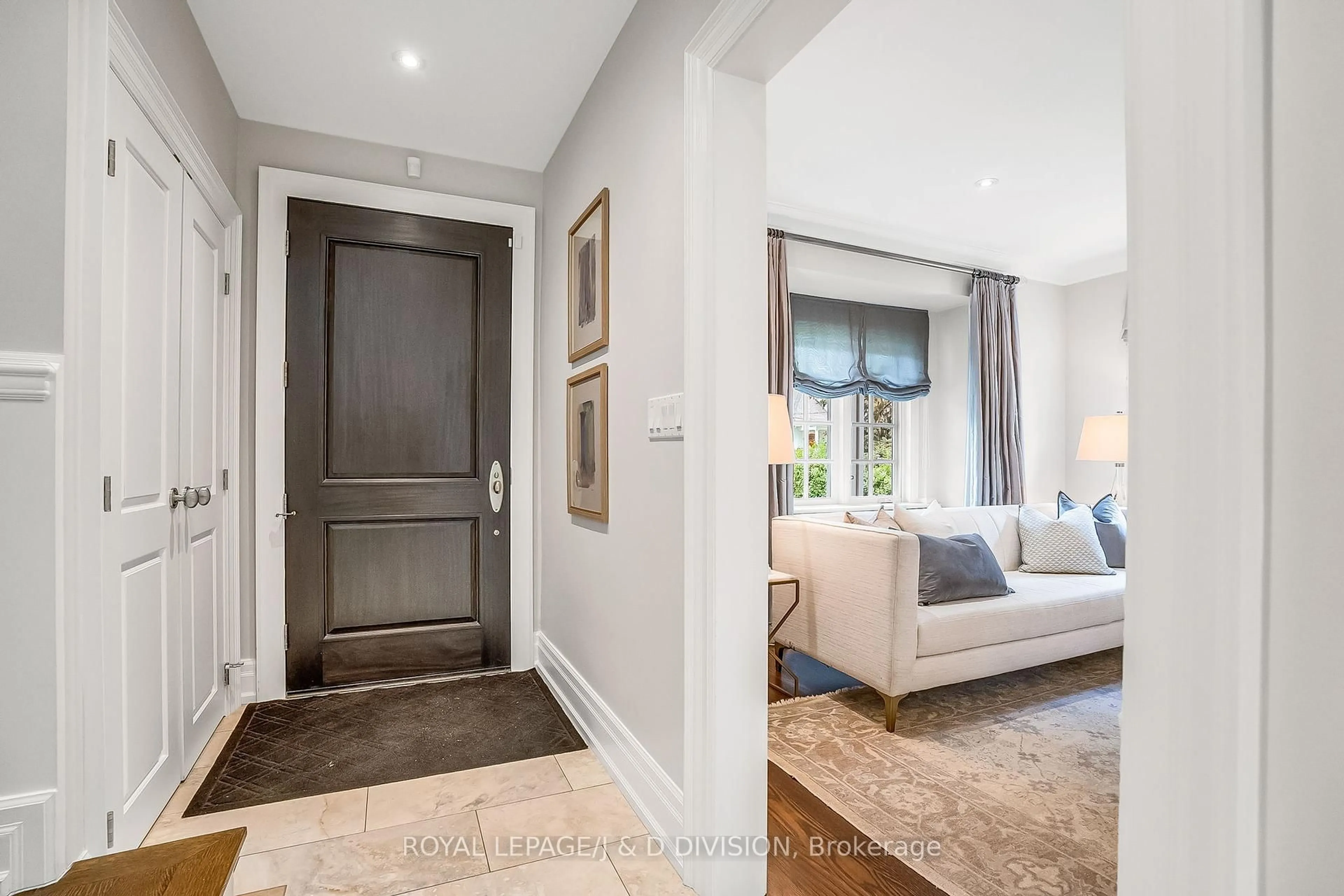 Indoor entryway for 15 Hillhurst Blvd, Toronto Ontario M4R 1K3