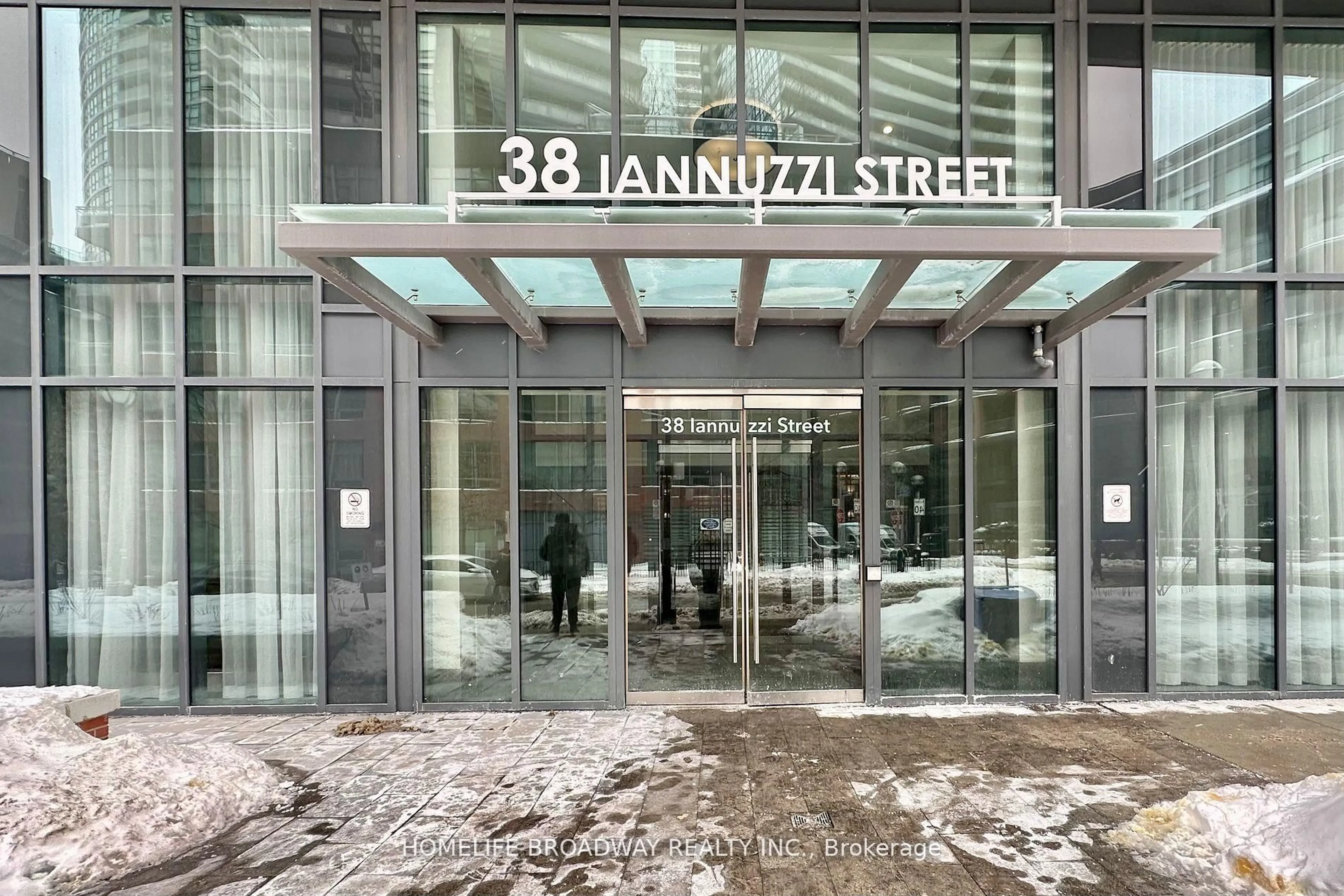 Indoor foyer for 38 Iannuzzi St #740, Toronto Ontario M5V 0S2