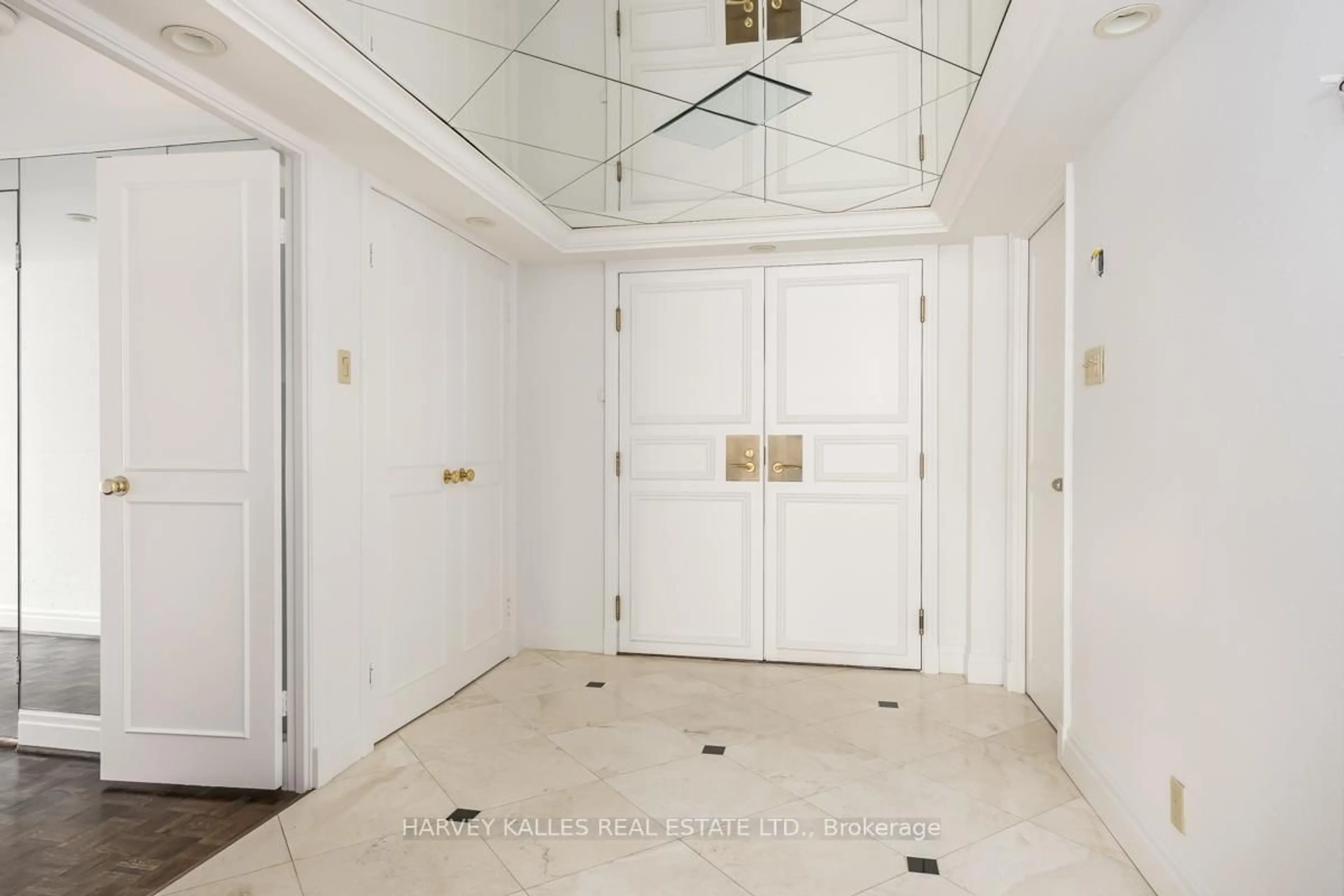 Indoor foyer for 1166 Bay St #2103, Toronto Ontario M5S 2X8