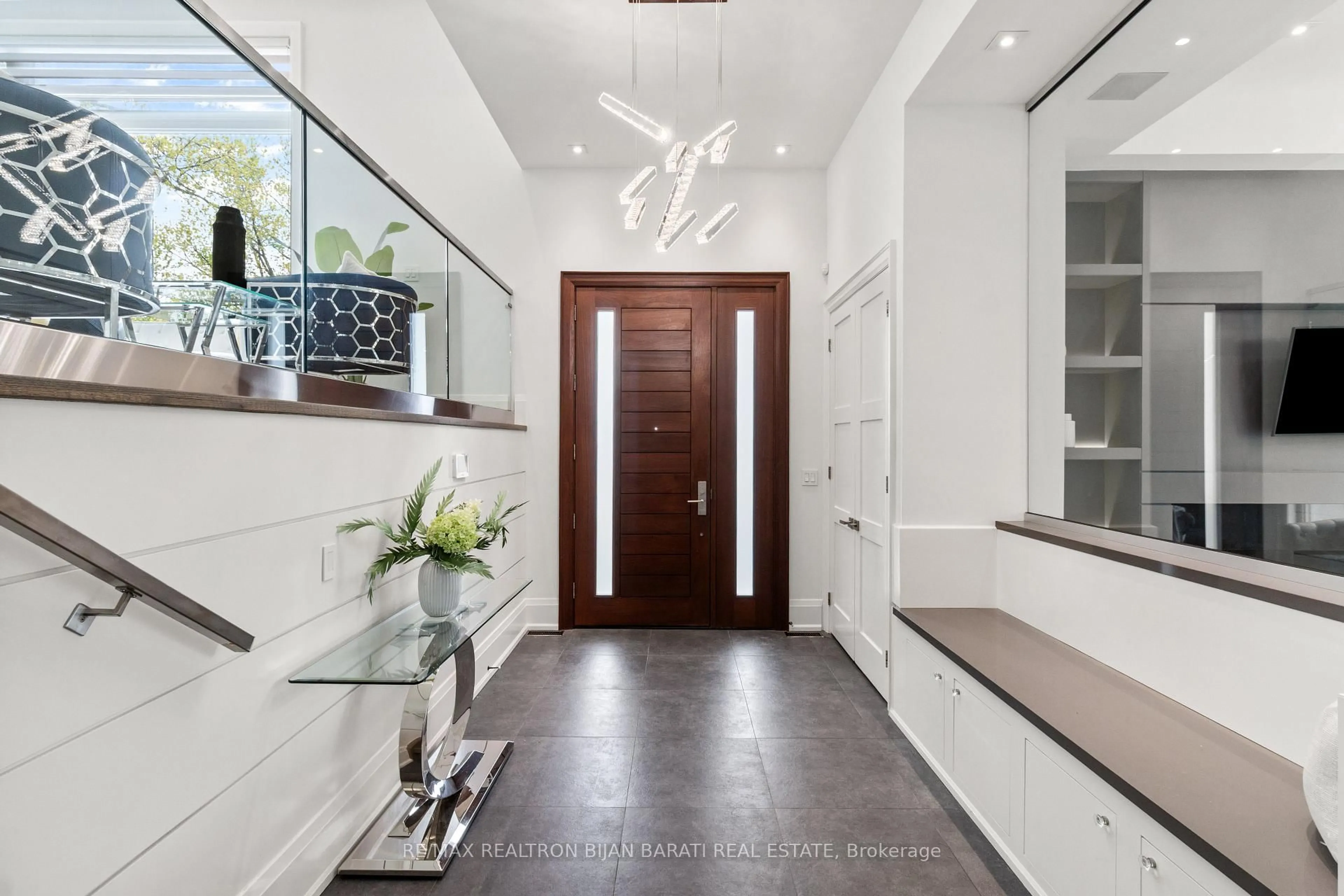 Indoor entryway for 217 Hillcrest Ave, Toronto Ontario M2N 3P3