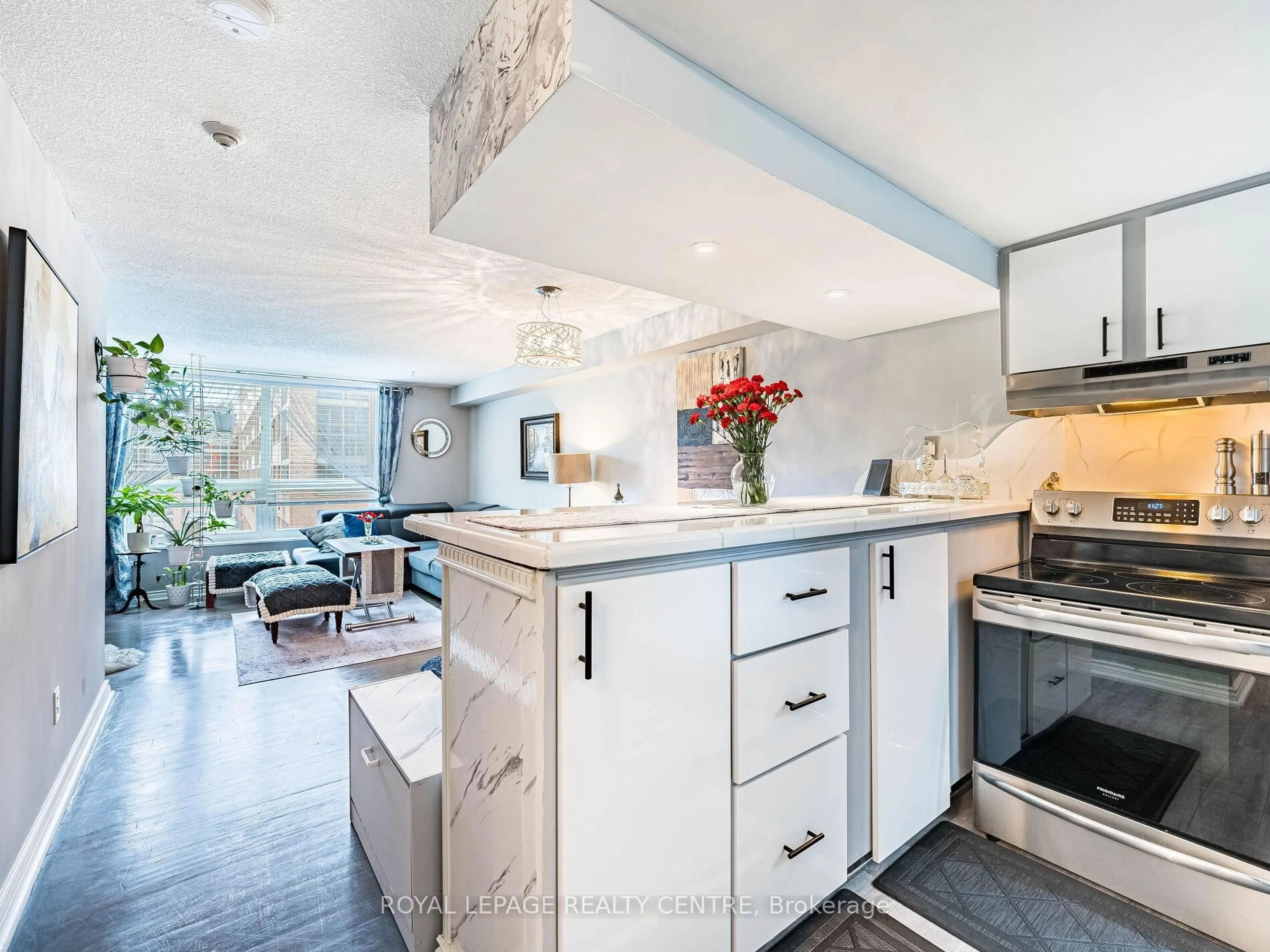 Open concept kitchen, ceramic/tile floor for 77 Maitland Pl #312, Toronto Ontario M4Y 2V6