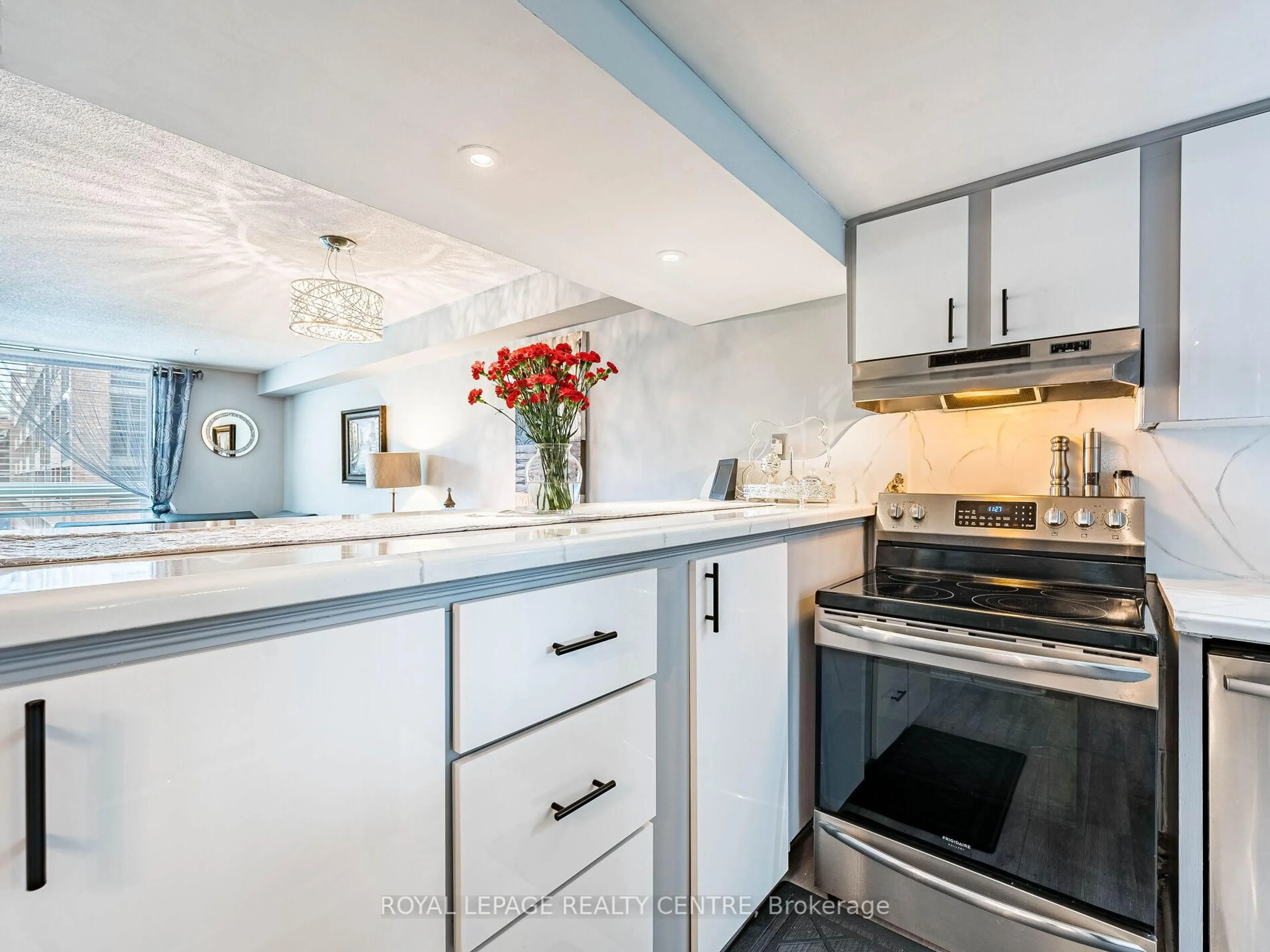 Open concept kitchen, ceramic/tile floor for 77 Maitland Pl #312, Toronto Ontario M4Y 2V6