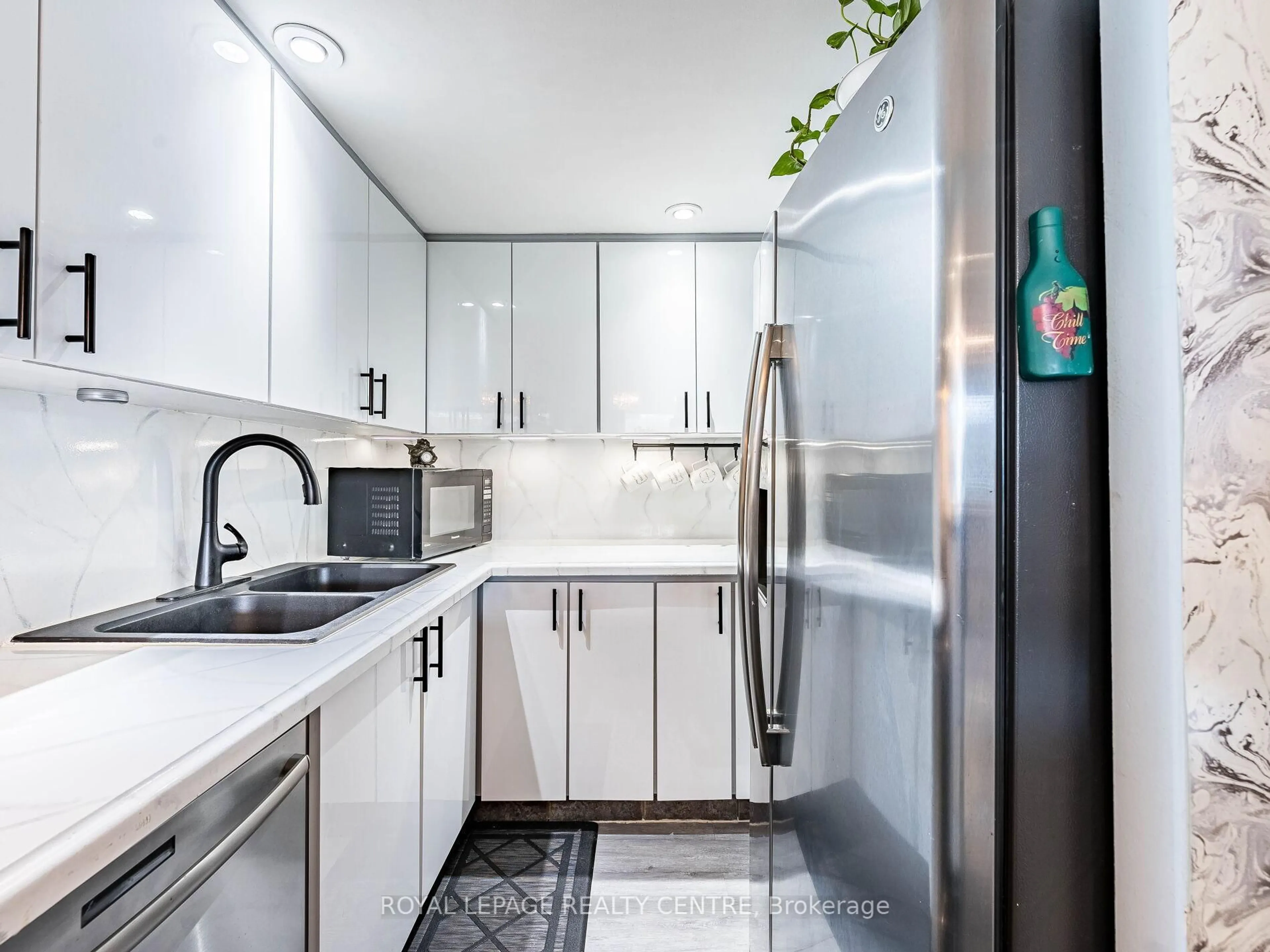 Standard kitchen, ceramic/tile floor for 77 Maitland Pl #312, Toronto Ontario M4Y 2V6