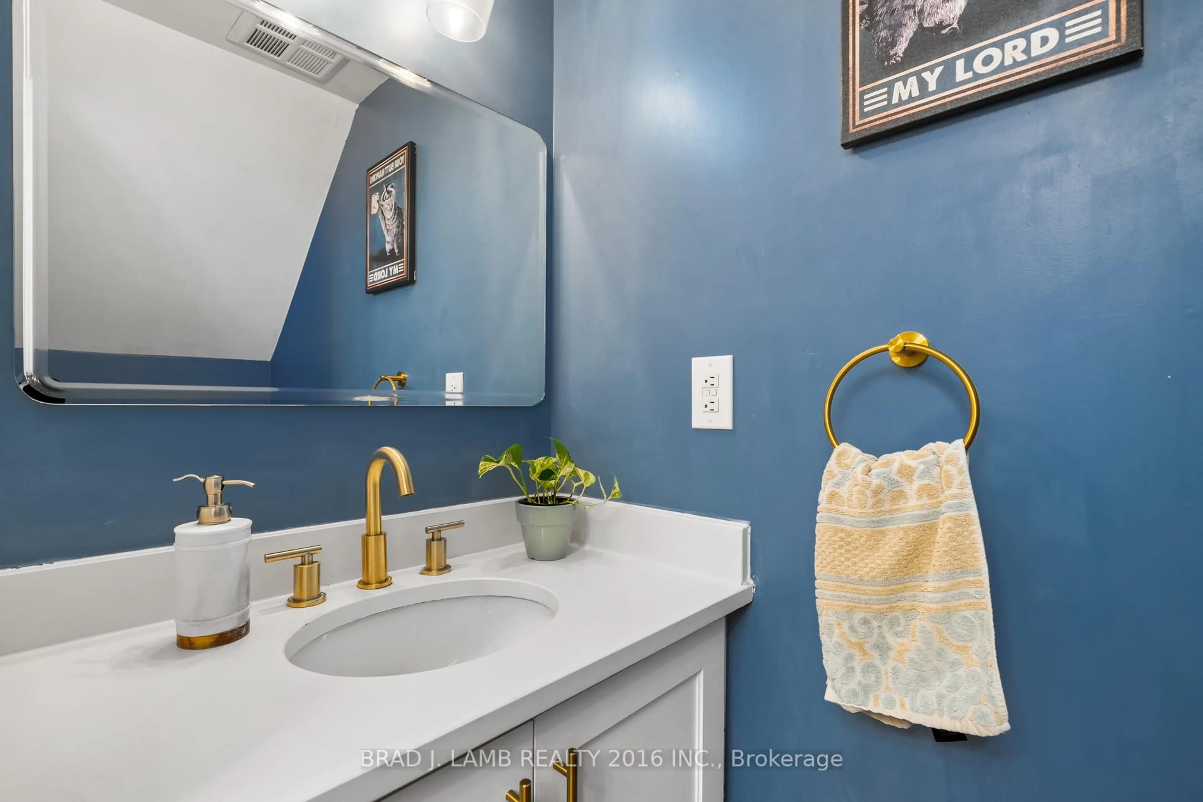 Standard bathroom, ceramic/tile floor for 262 St. Helens Ave #TH #114, Toronto Ontario M6H 4A4