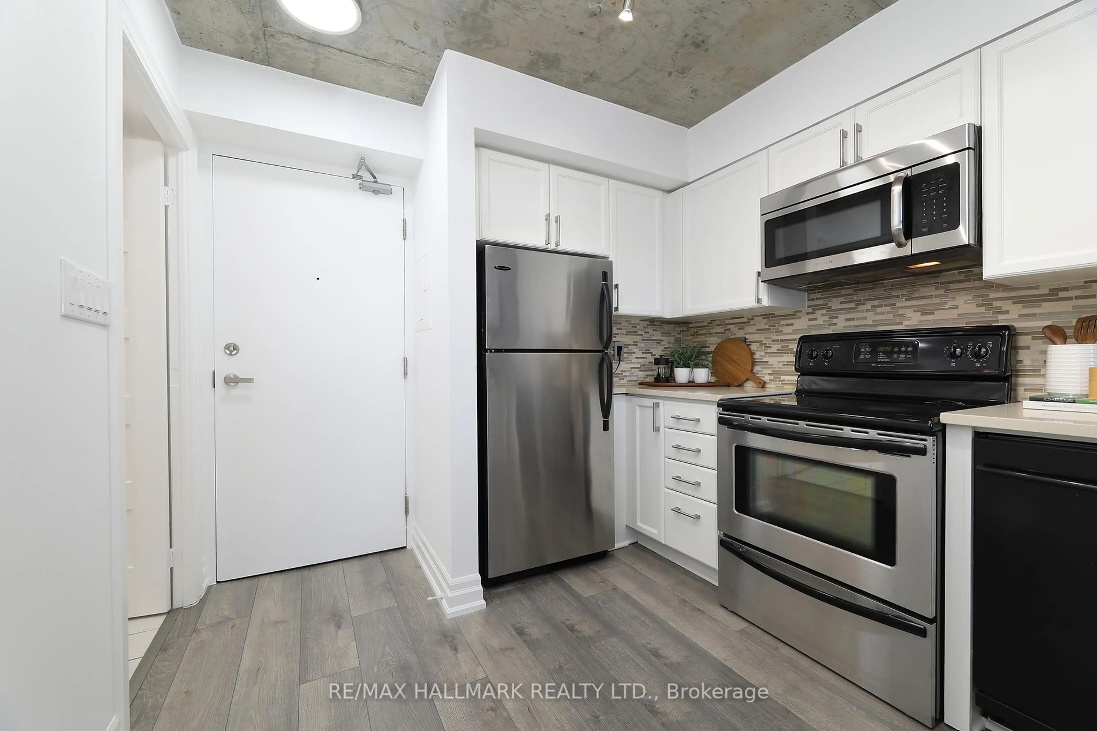 Standard kitchen, unknown for 1029 King St #818, Toronto Ontario M6K 3M9
