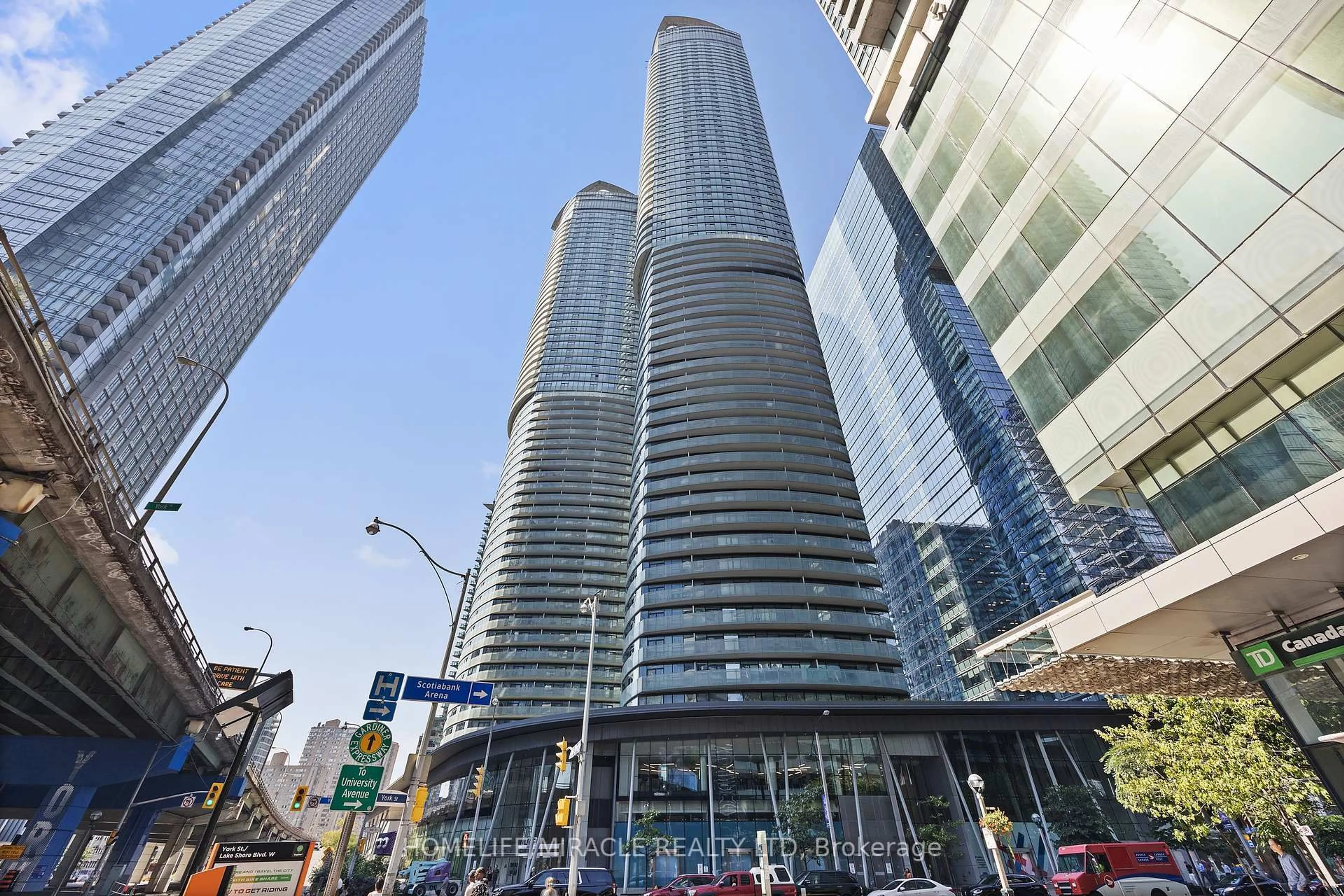 Indoor foyer for 12 York St #3601, Toronto Ontario M5J 2Z2