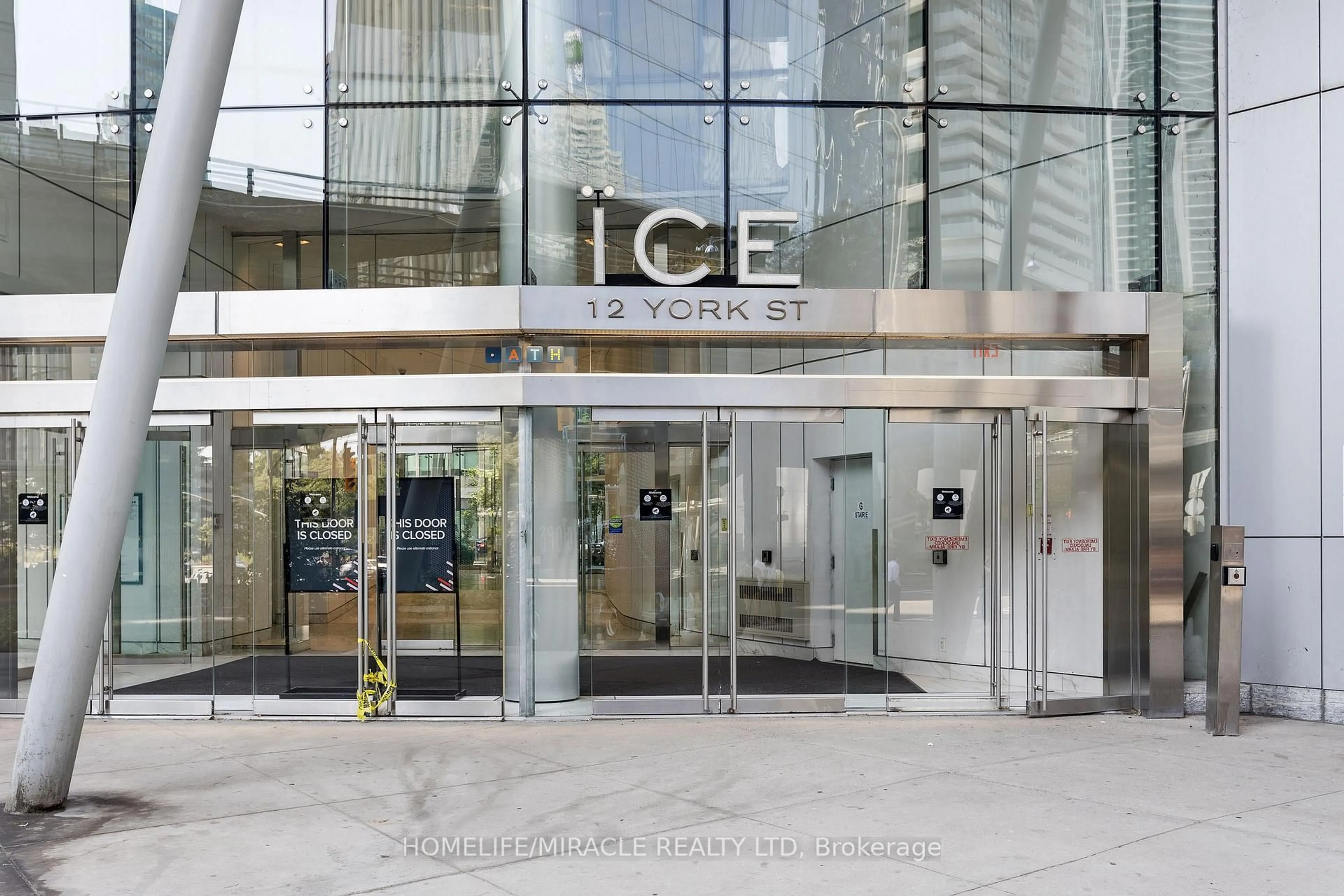 Indoor foyer for 12 York St #3601, Toronto Ontario M5J 2Z2
