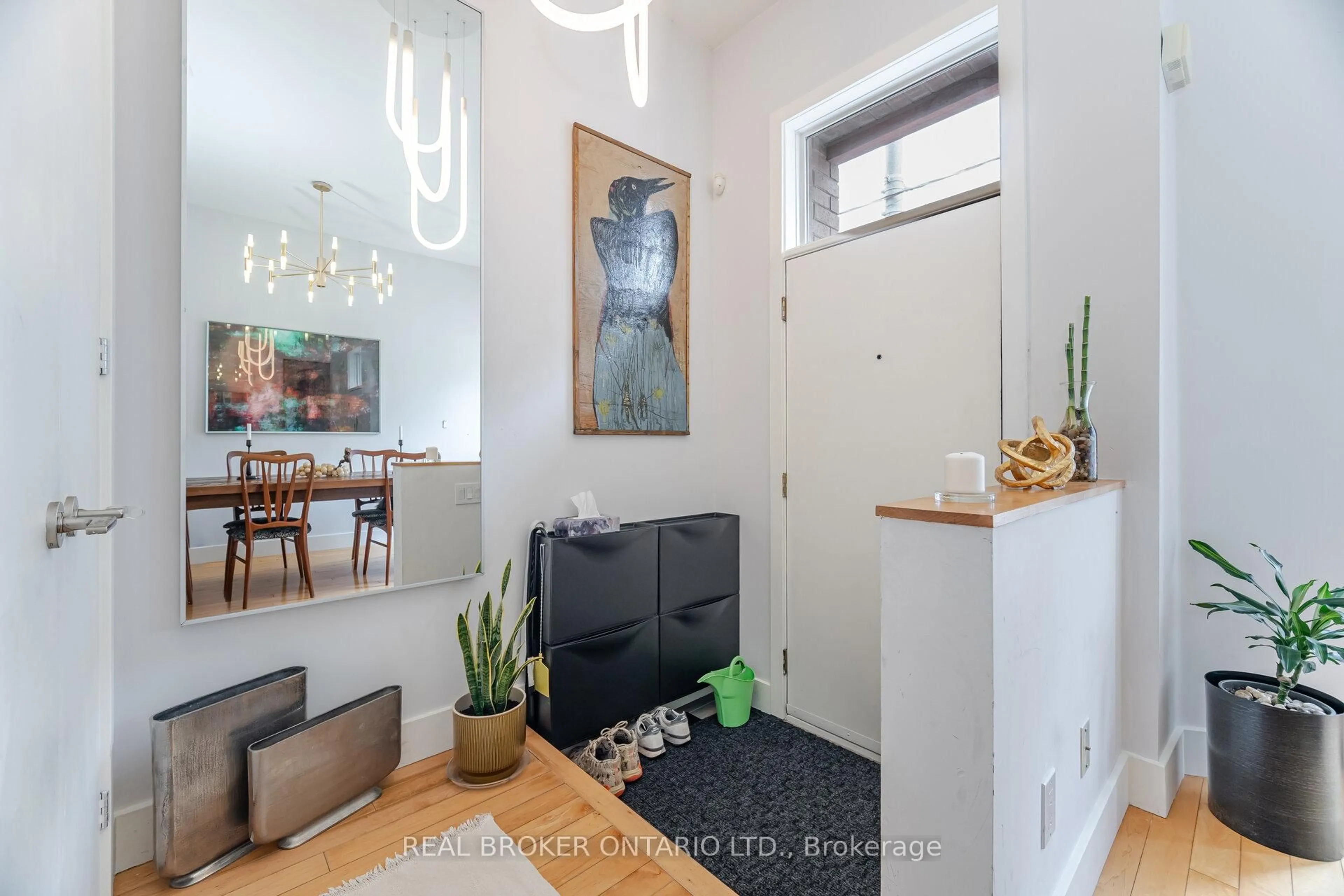 Indoor entryway for 476 King St, Toronto Ontario M5A 1L8