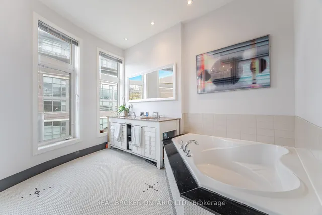 Additional property image - 476 King St