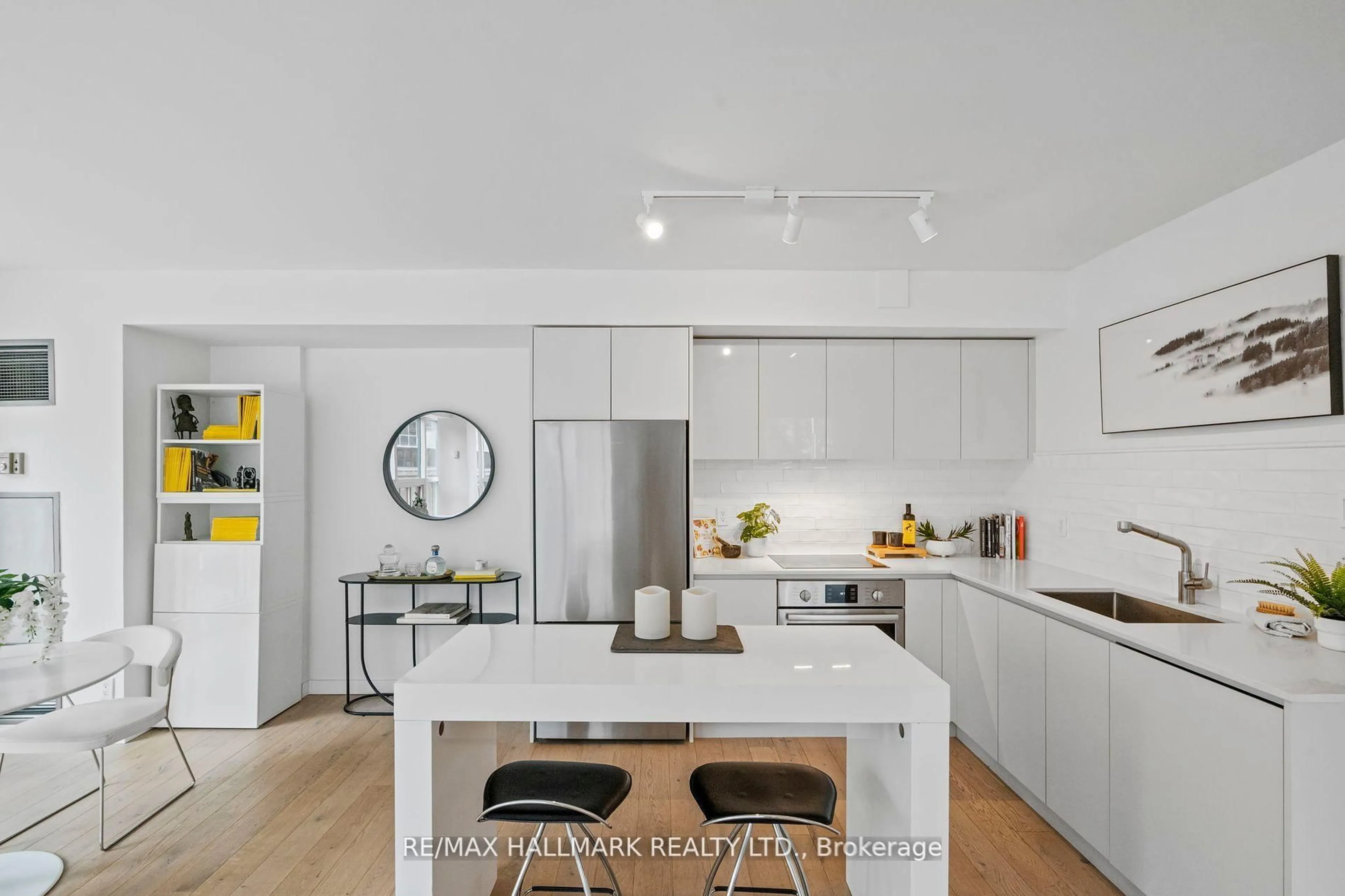 Contemporary kitchen, wood/laminate floor for 77 Harbour Sq #502, Toronto Ontario M5J 2S2