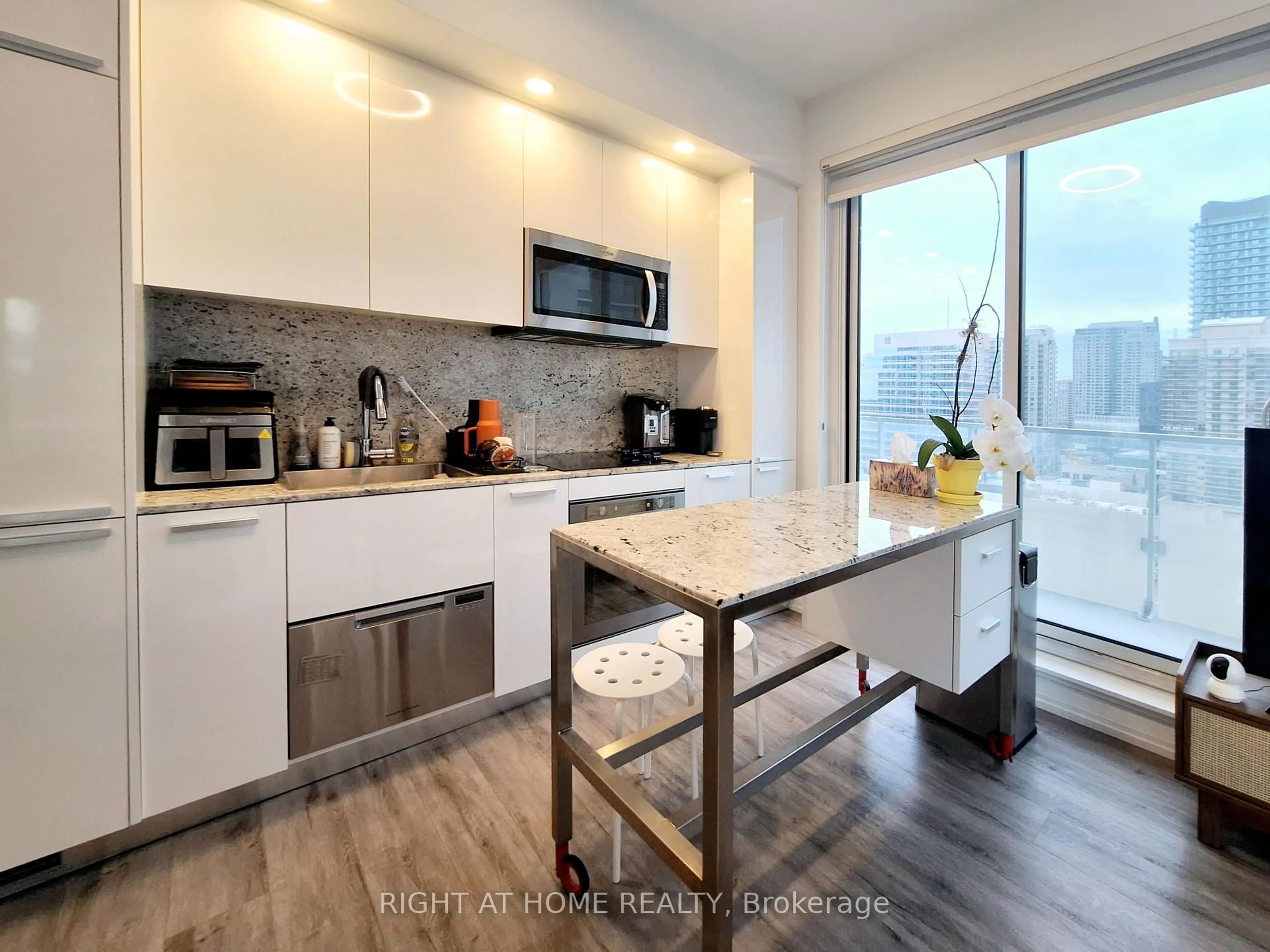 Open concept kitchen, unknown for 75 Canterbury Pl #1107, Toronto Ontario M2N 0L2