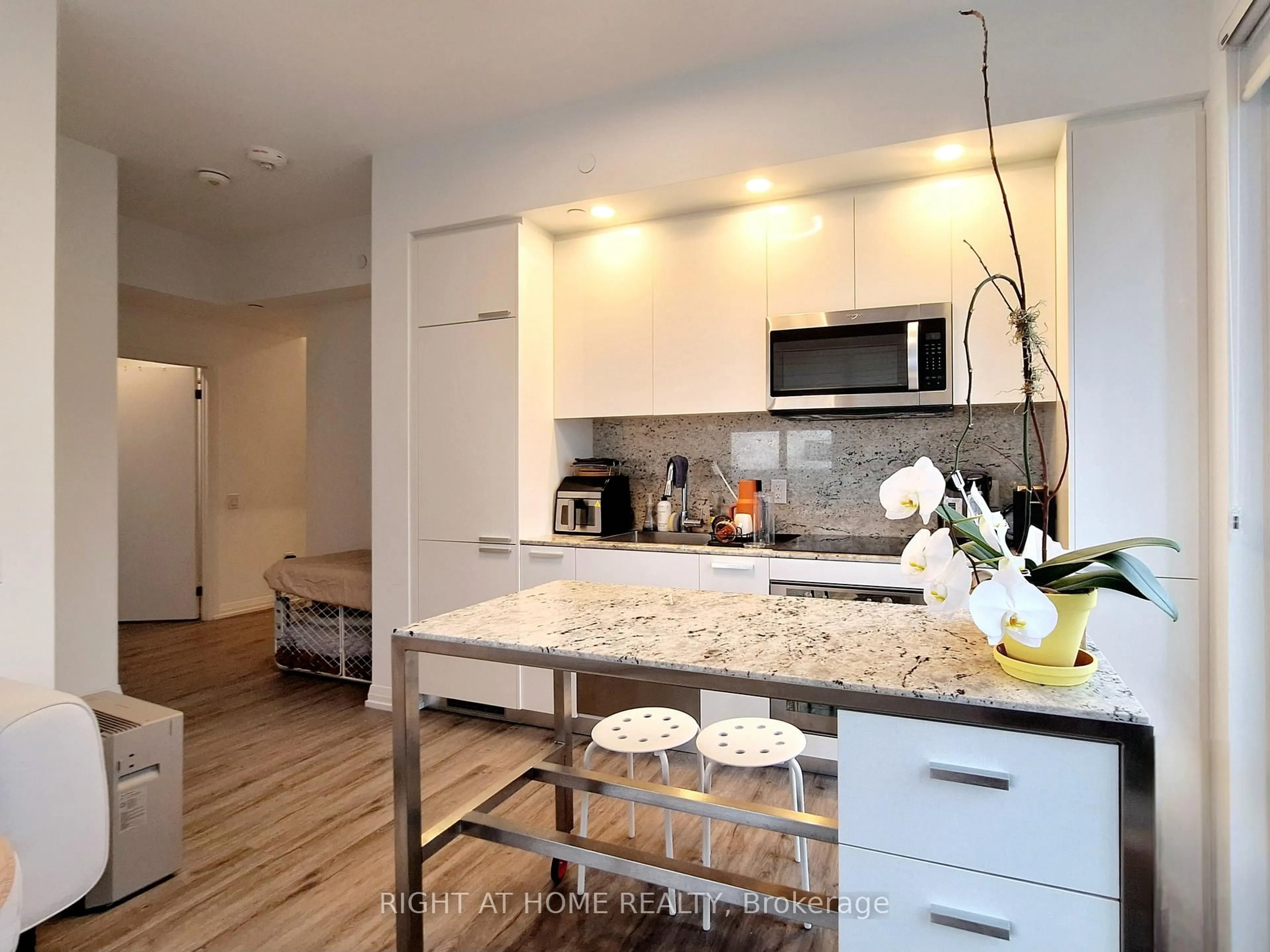 Open concept kitchen, wood/laminate floor for 75 Canterbury Pl #1107, Toronto Ontario M2N 0L2