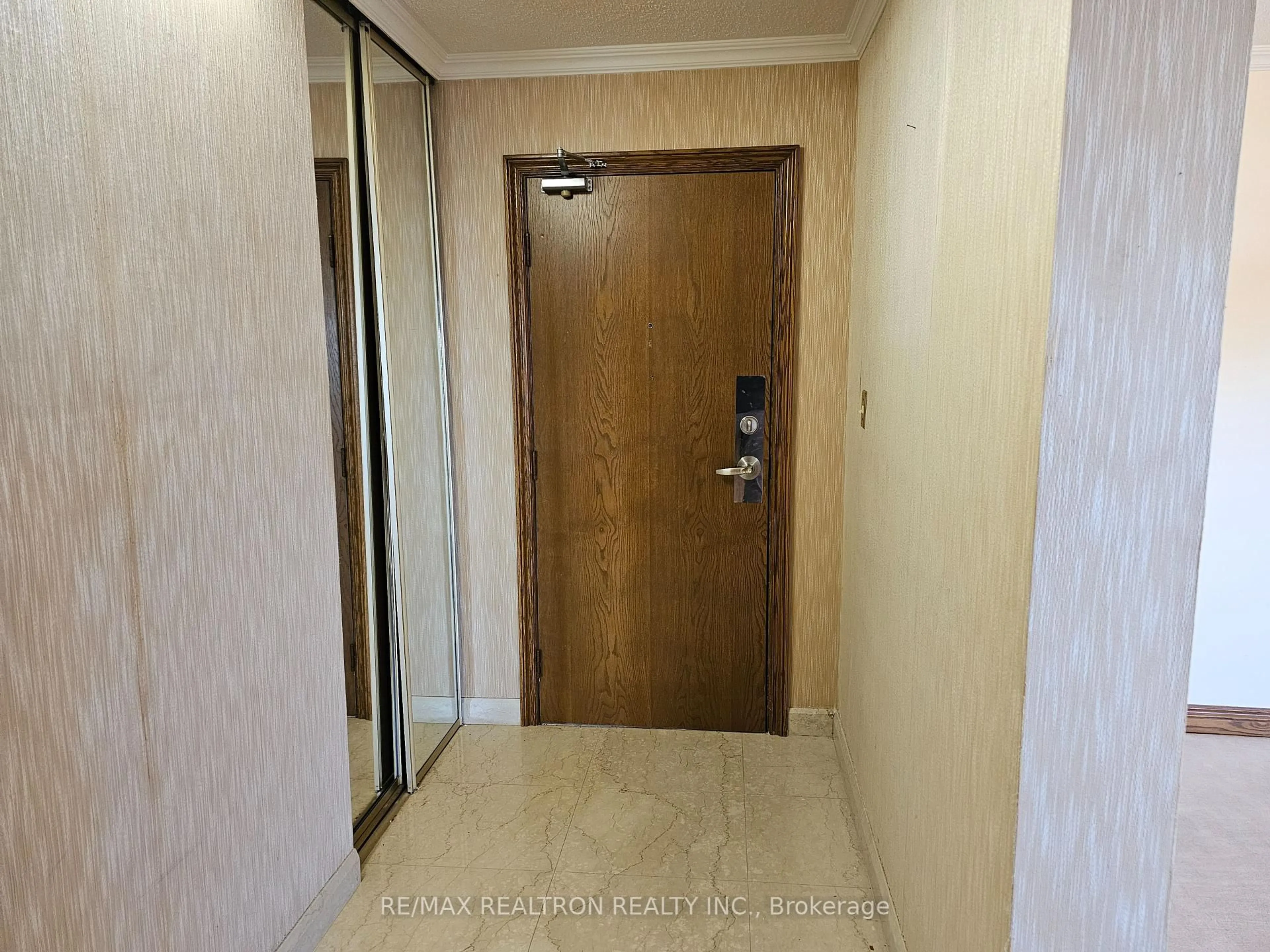 Indoor foyer for 1201 Steeles Ave #804, Toronto Ontario M2R 3K1