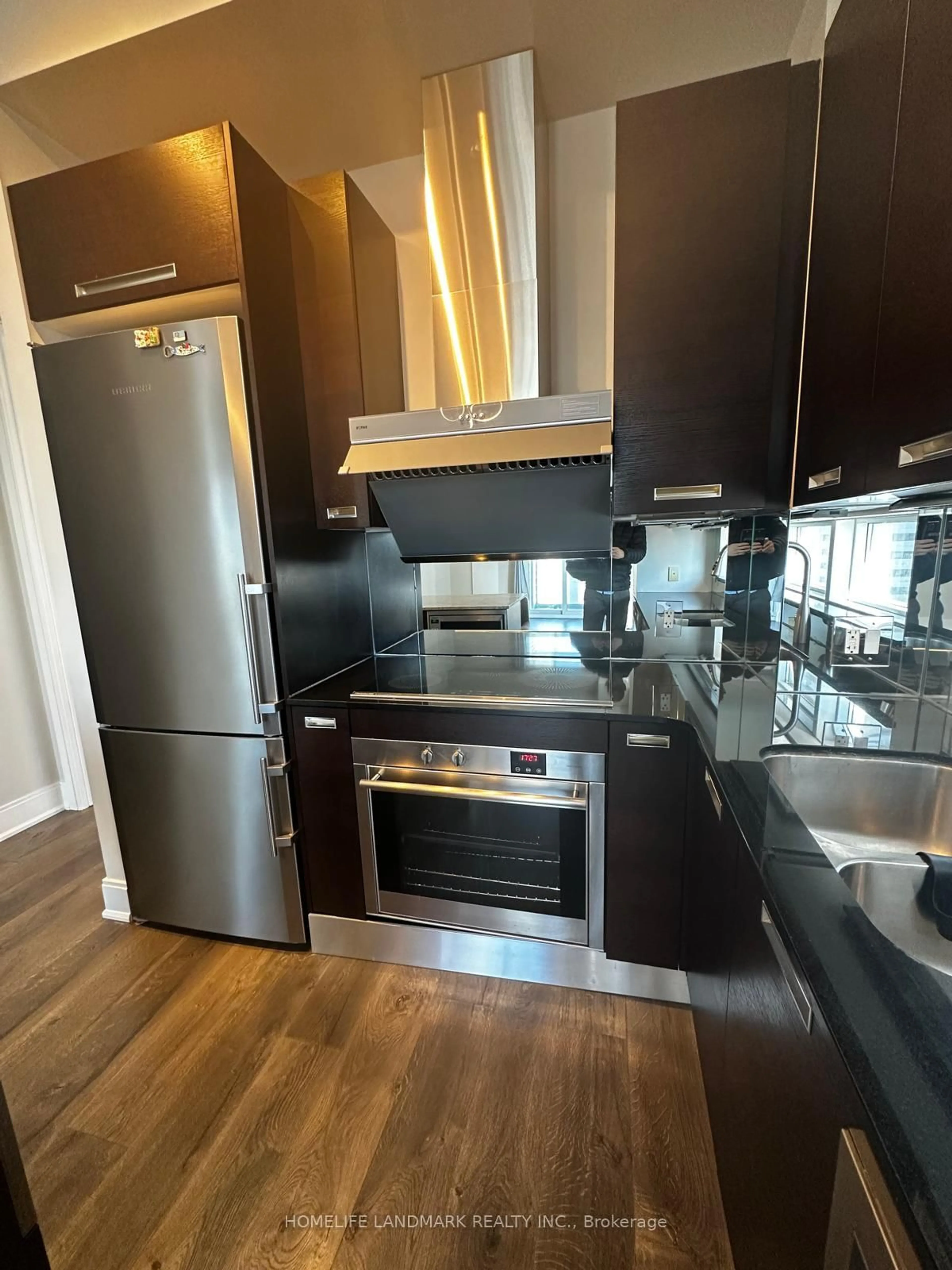 Standard kitchen, wood/laminate floor for 21 Balmuto St #2801, Toronto Ontario M4Y 1W4