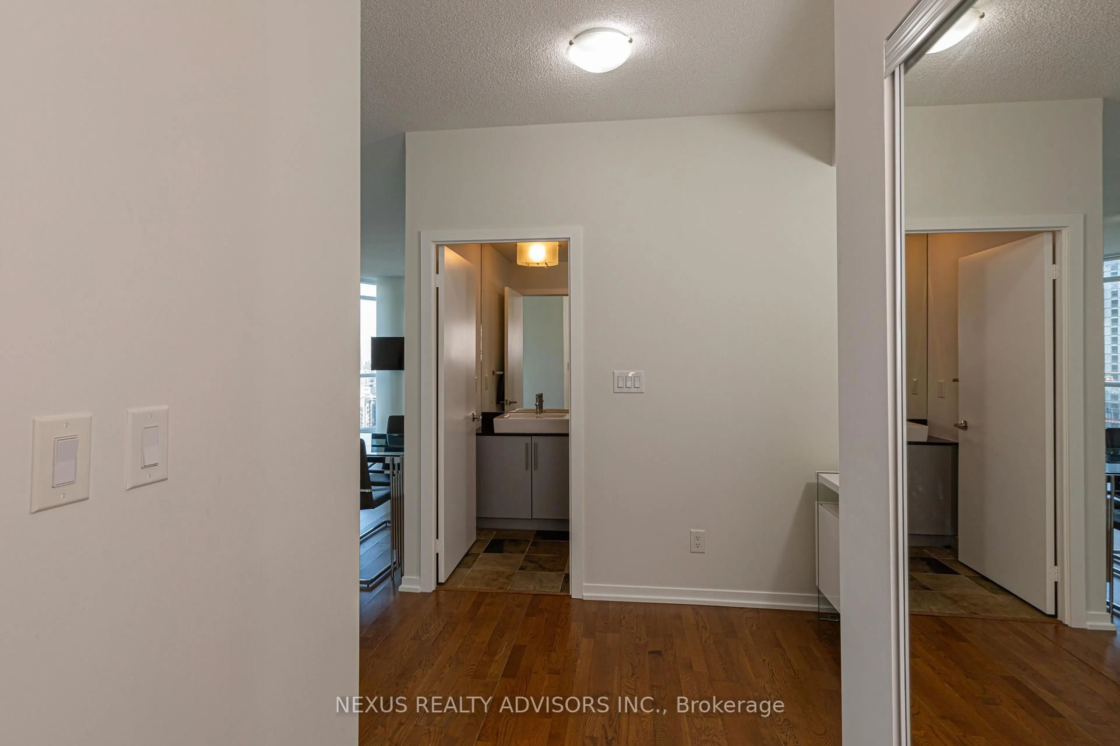 Unknown for 65 Bremner Blvd #4708, Toronto Ontario M5J 0A7
