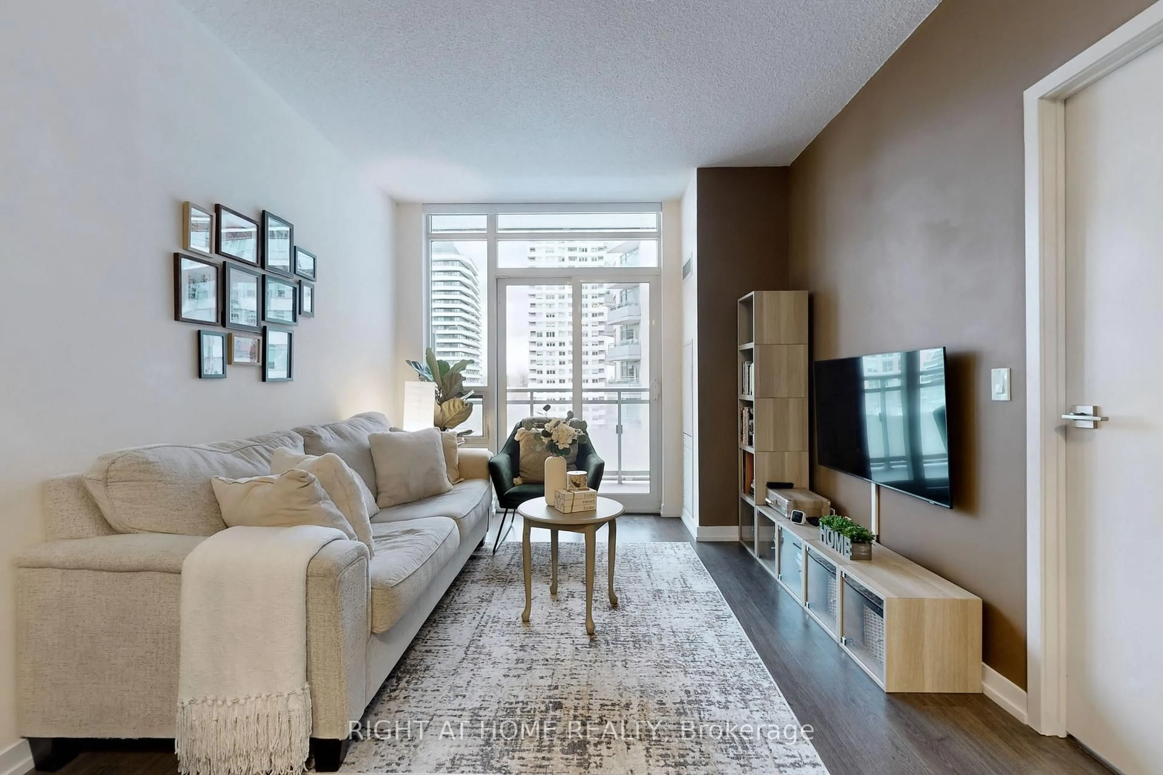 Living room with furniture, unknown for 98 Lillian St #622, Toronto Ontario M4S 0A5