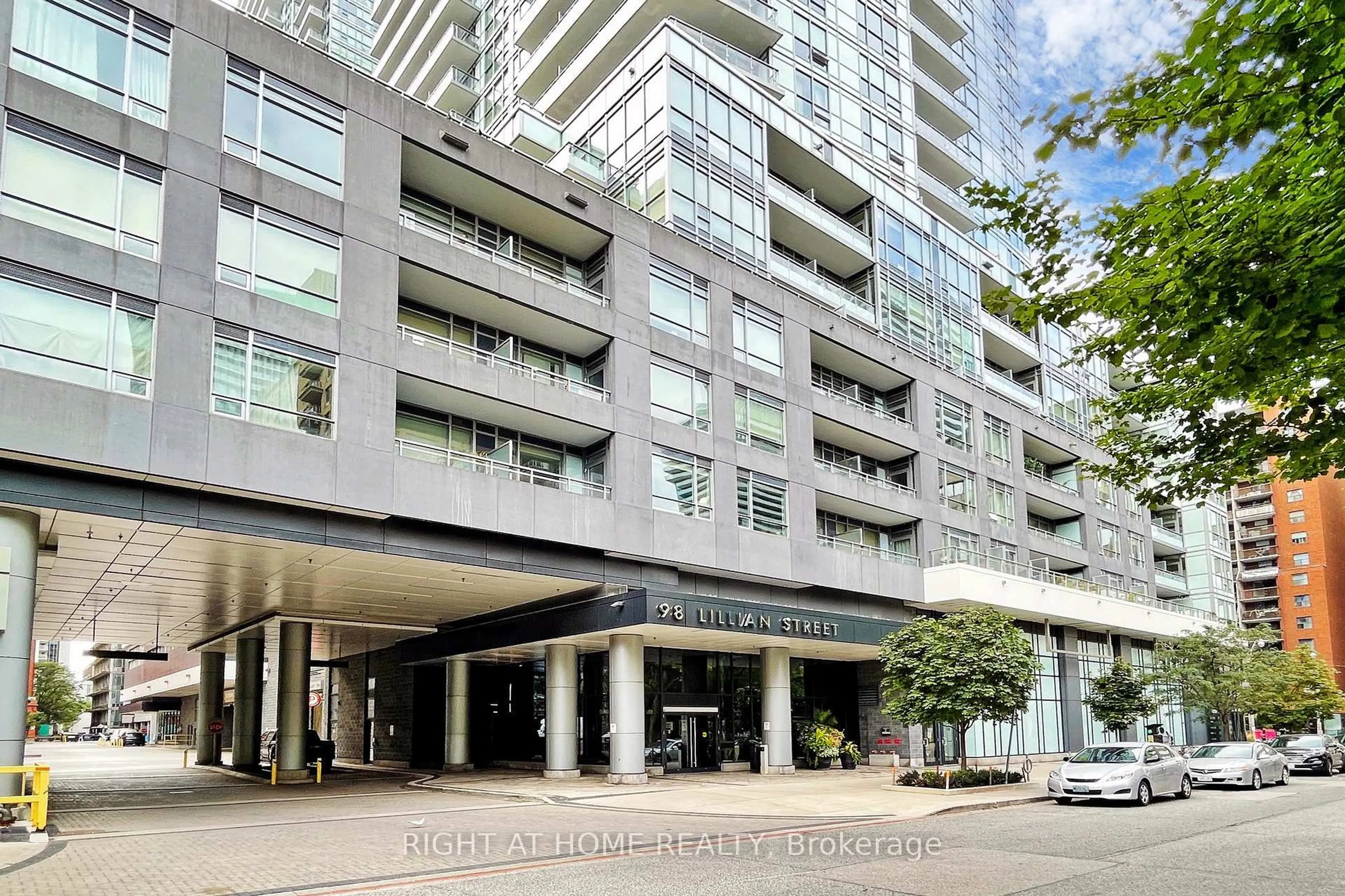 Indoor foyer for 98 Lillian St #622, Toronto Ontario M4S 0A5