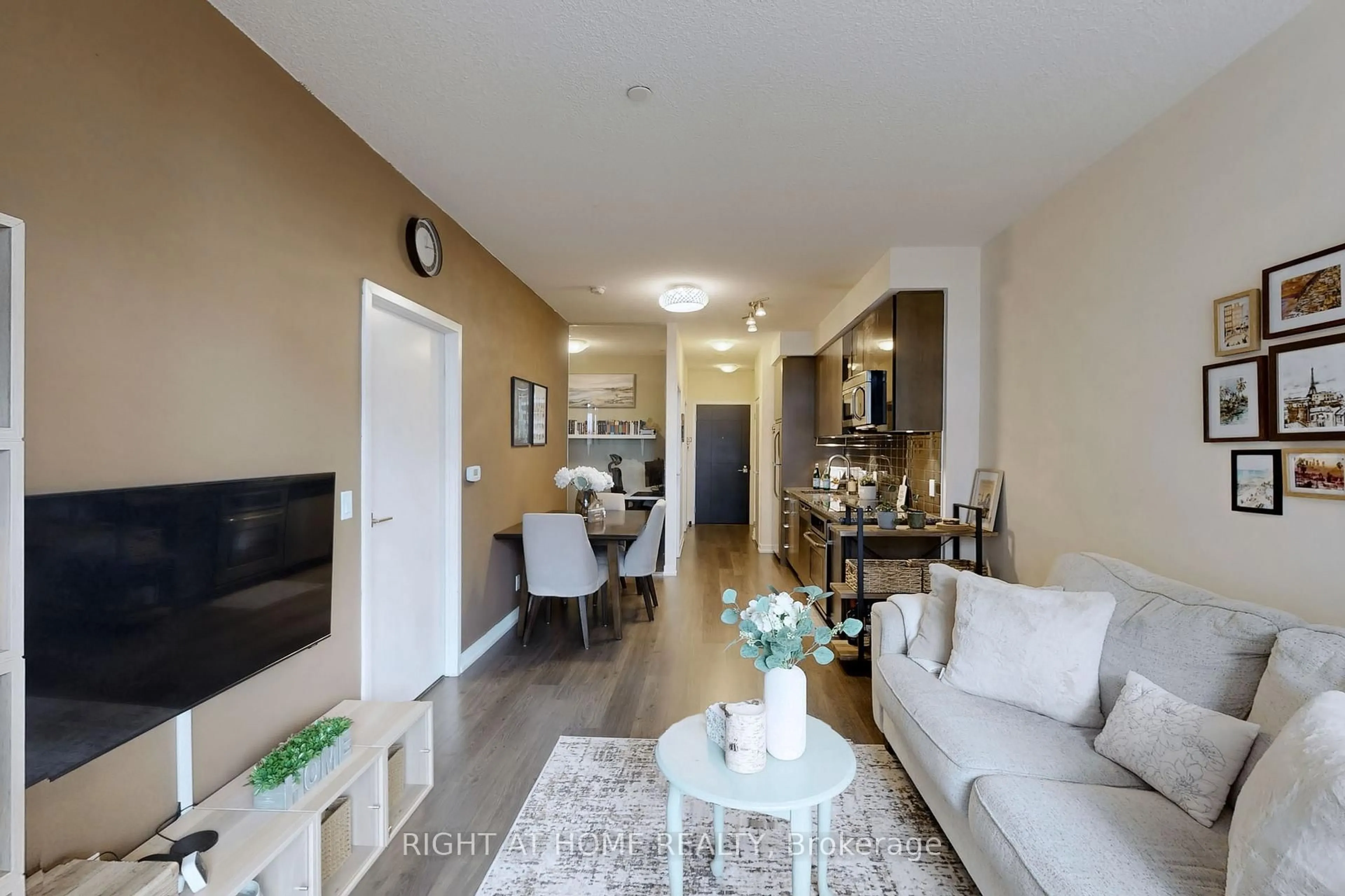 Living room with furniture, unknown for 98 Lillian St #622, Toronto Ontario M4S 0A5