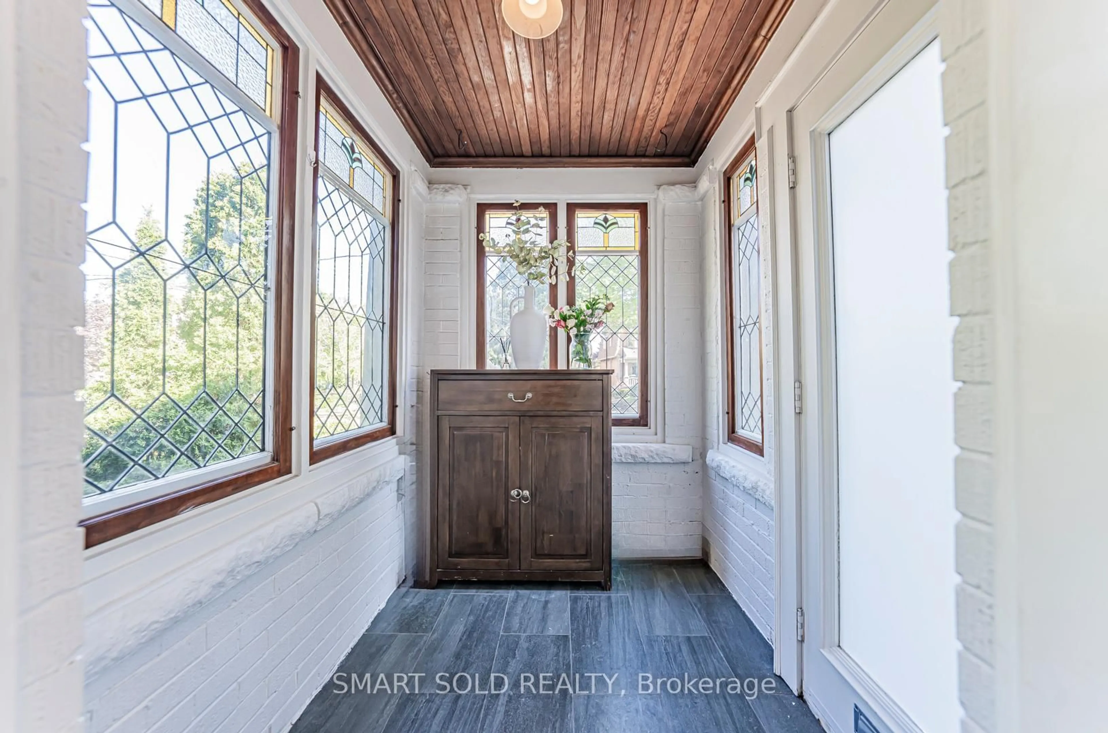 Indoor entryway for 245 Ranleigh Ave, Toronto Ontario M4N 1X3