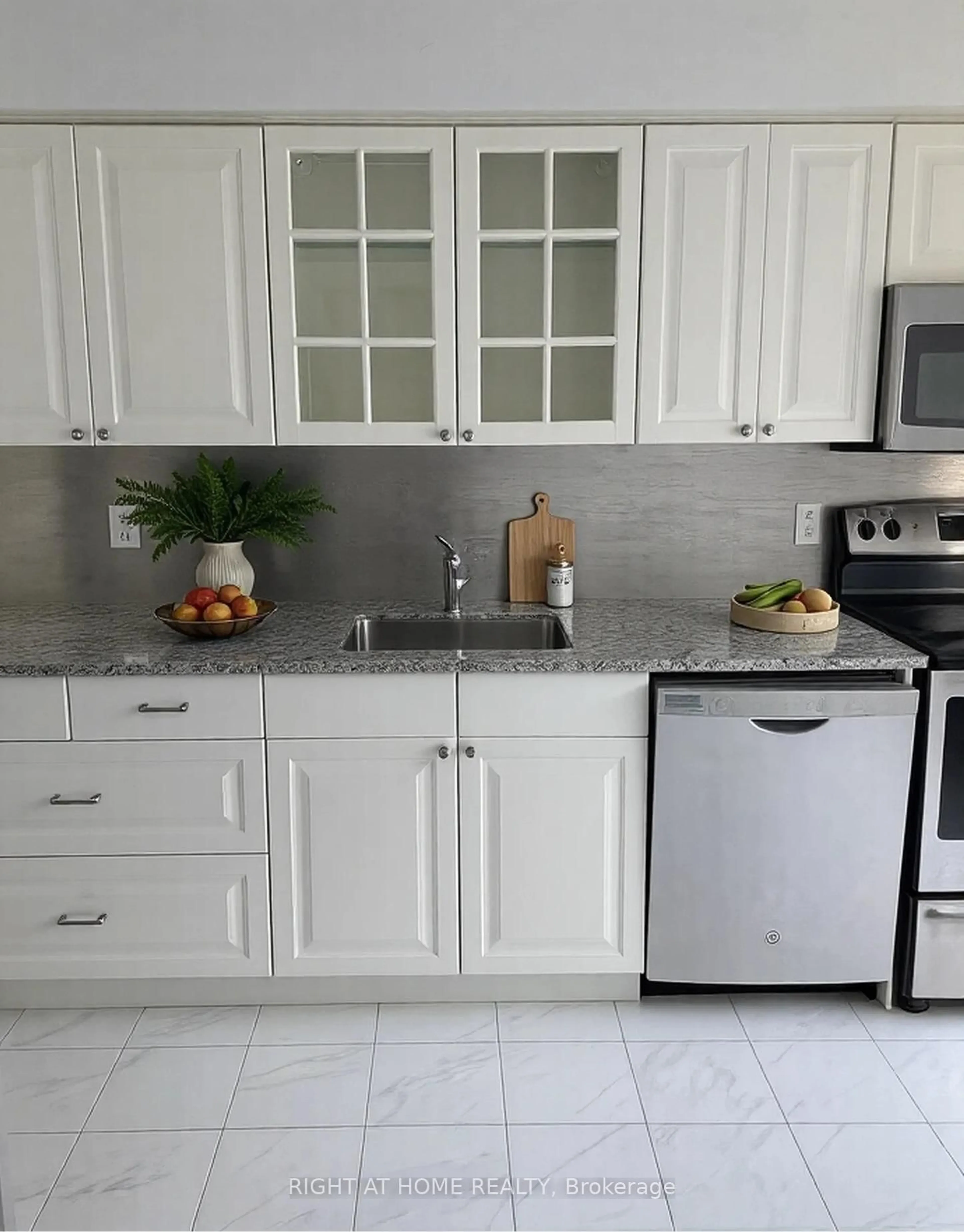 Standard kitchen, ceramic/tile floor for 104 Farm Greenway N/A, Toronto Ontario M3A 3M2