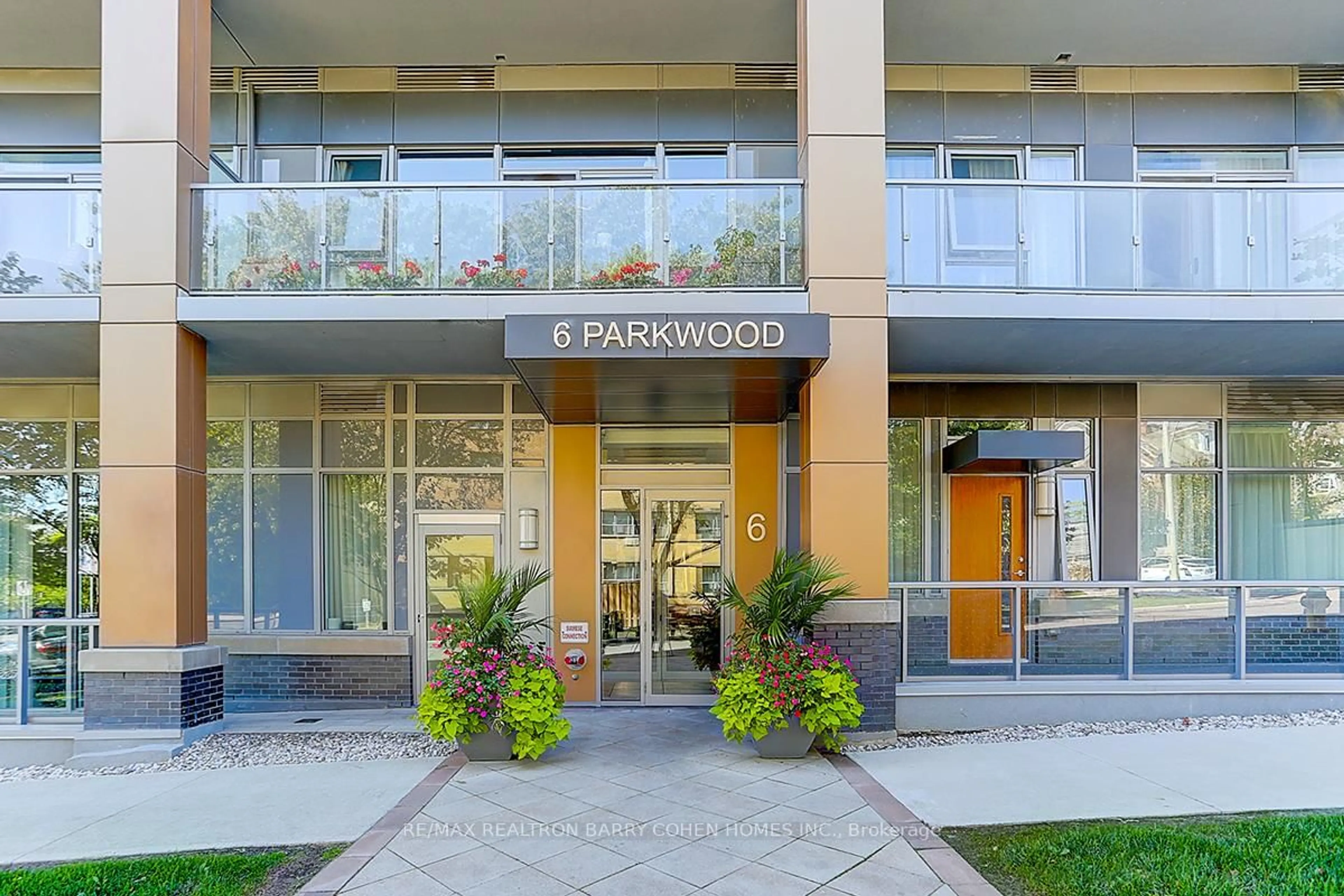 Indoor foyer for 6 Parkwood Ave #TH107, Toronto Ontario M4V 0A3