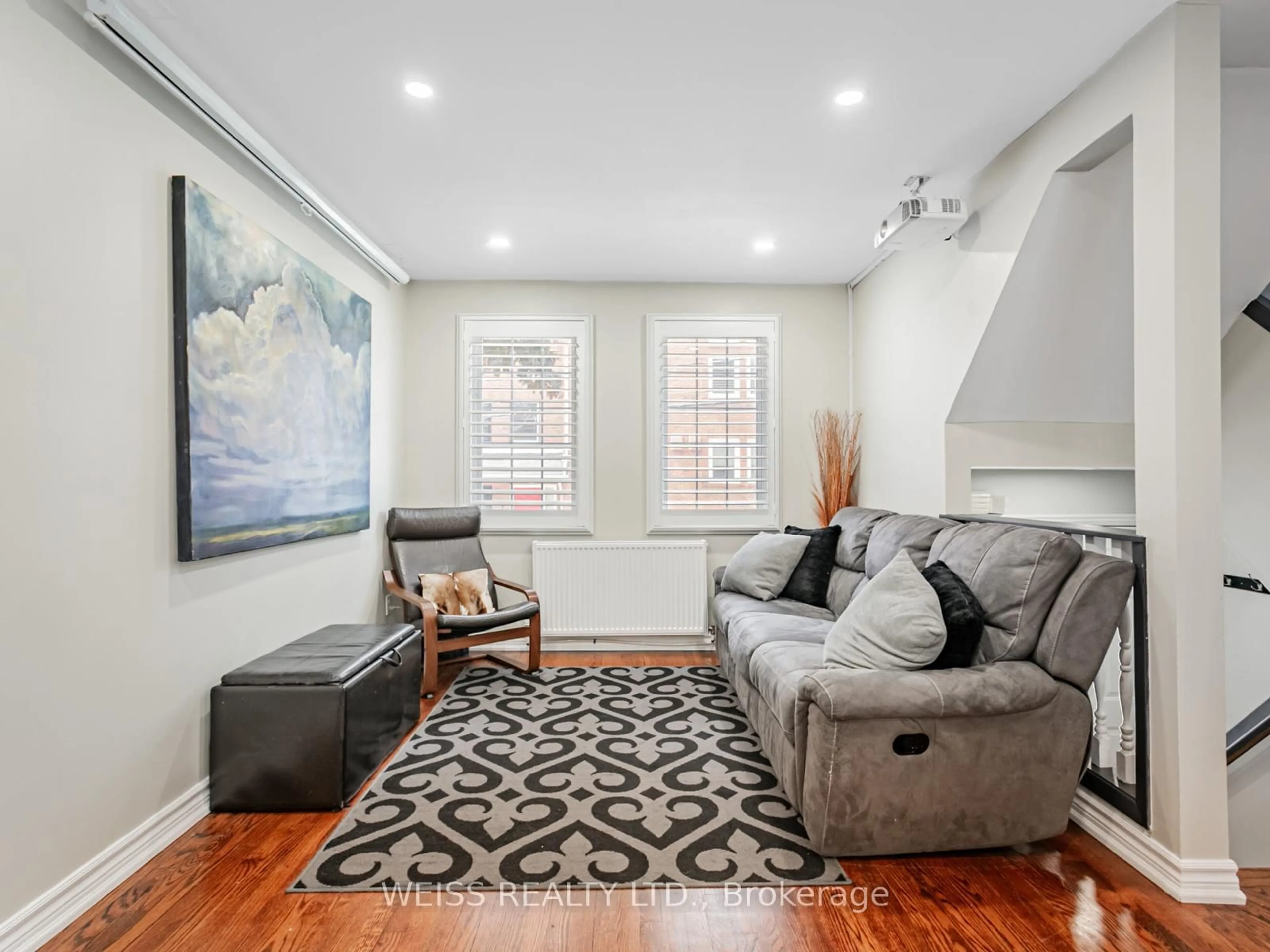 Living room with furniture, unknown for 215 Milan St, Toronto Ontario M5A 4C3