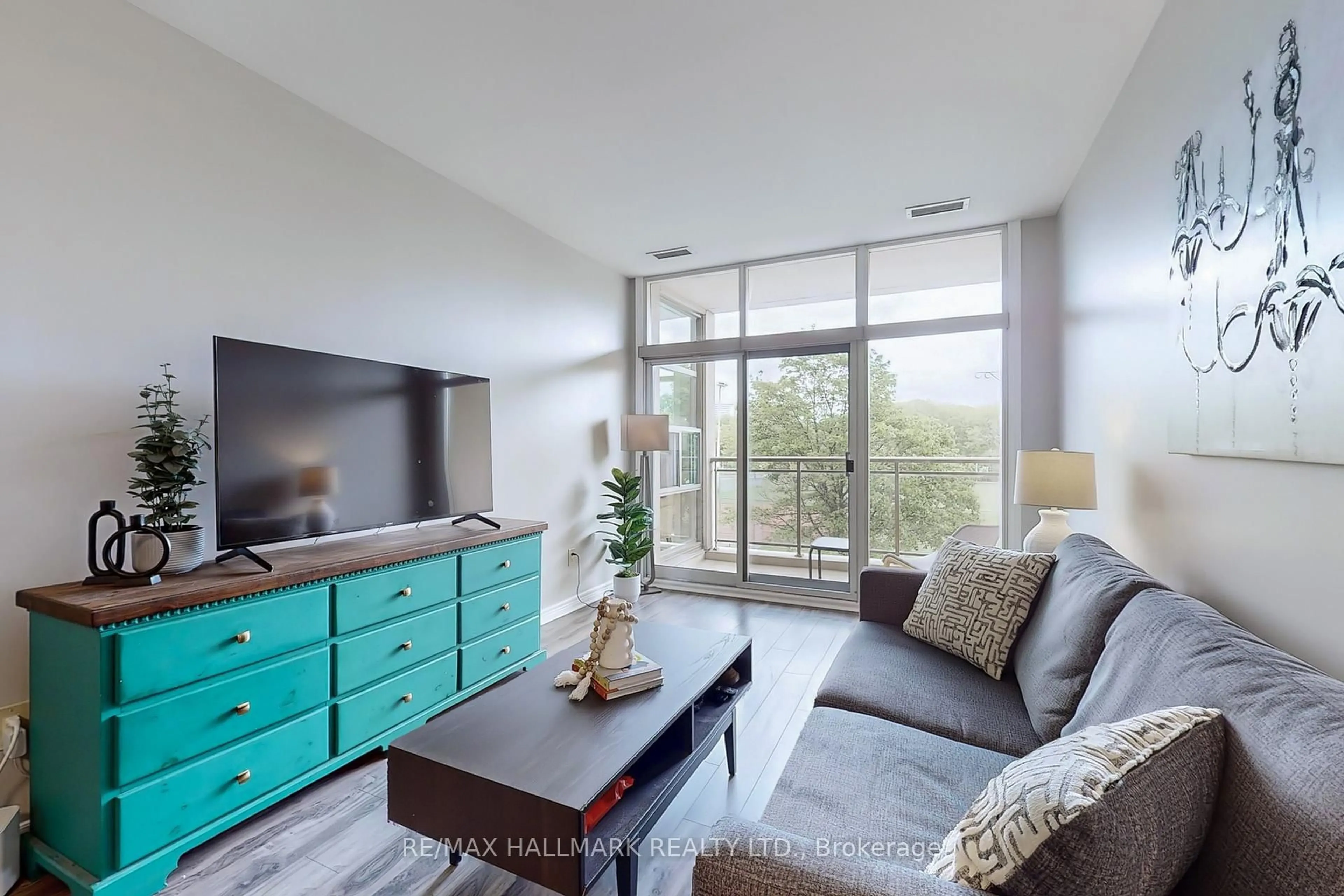 Living room with furniture, unknown for 1 Leaside Park Dr #219, Toronto Ontario M4H 1R1