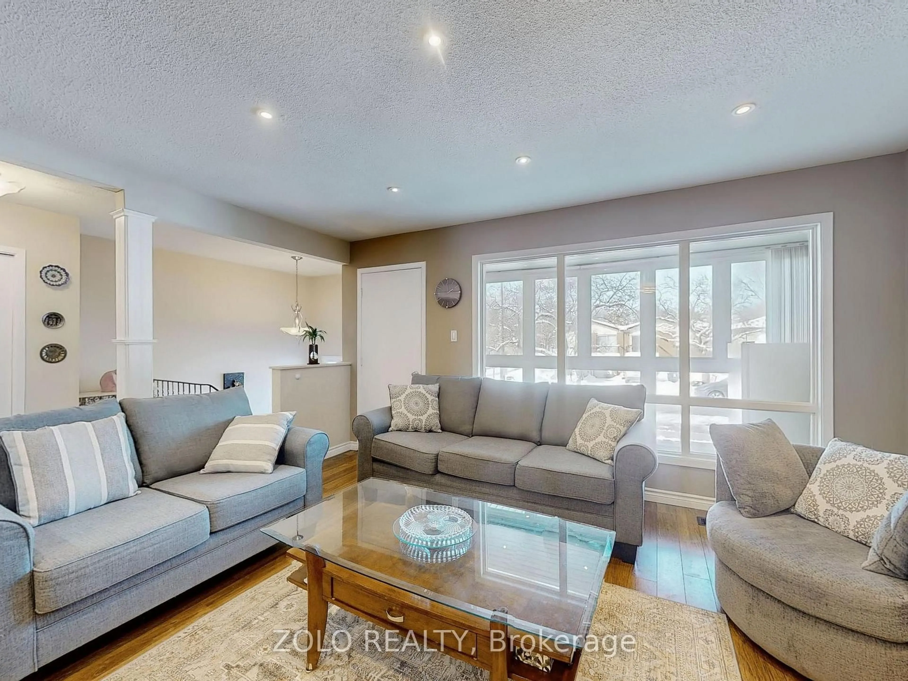 Living room with furniture, unknown for 82 Sexton Cres, Toronto Ontario M2H 2L6