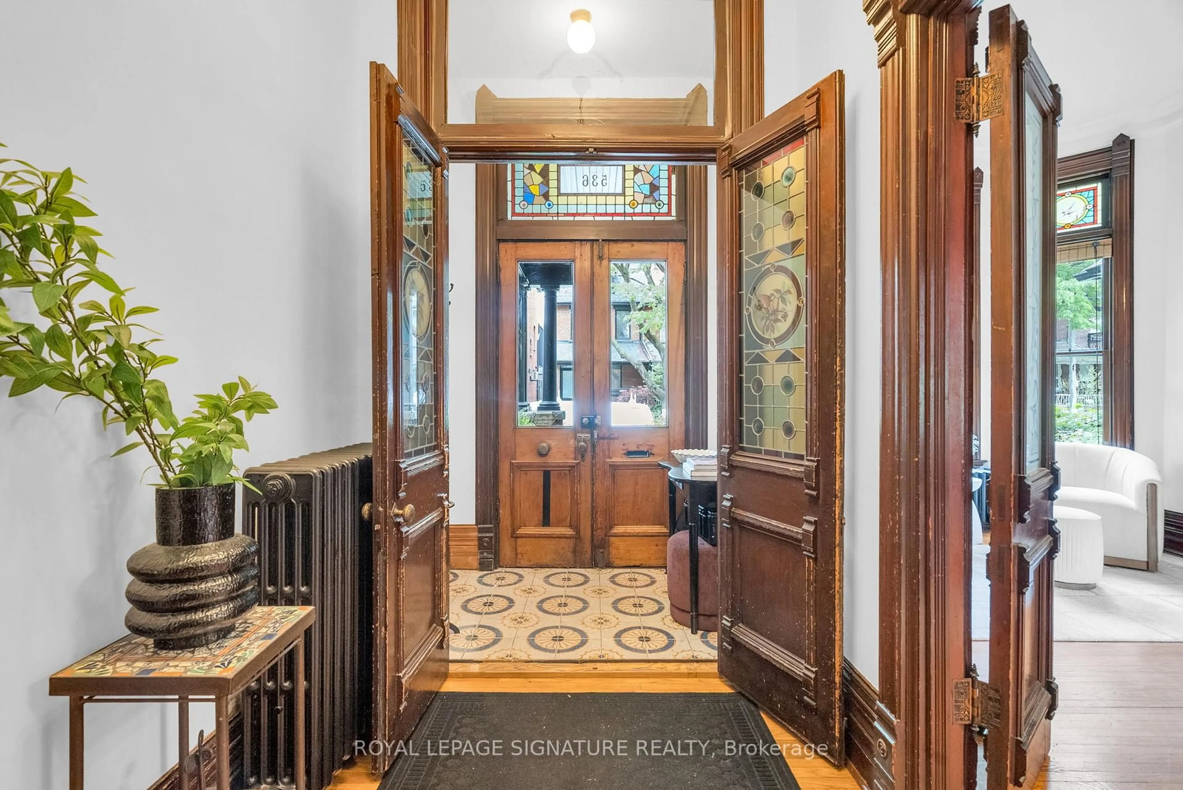 Indoor entryway for 536 Euclid Ave, Toronto Ontario M6G 2T2