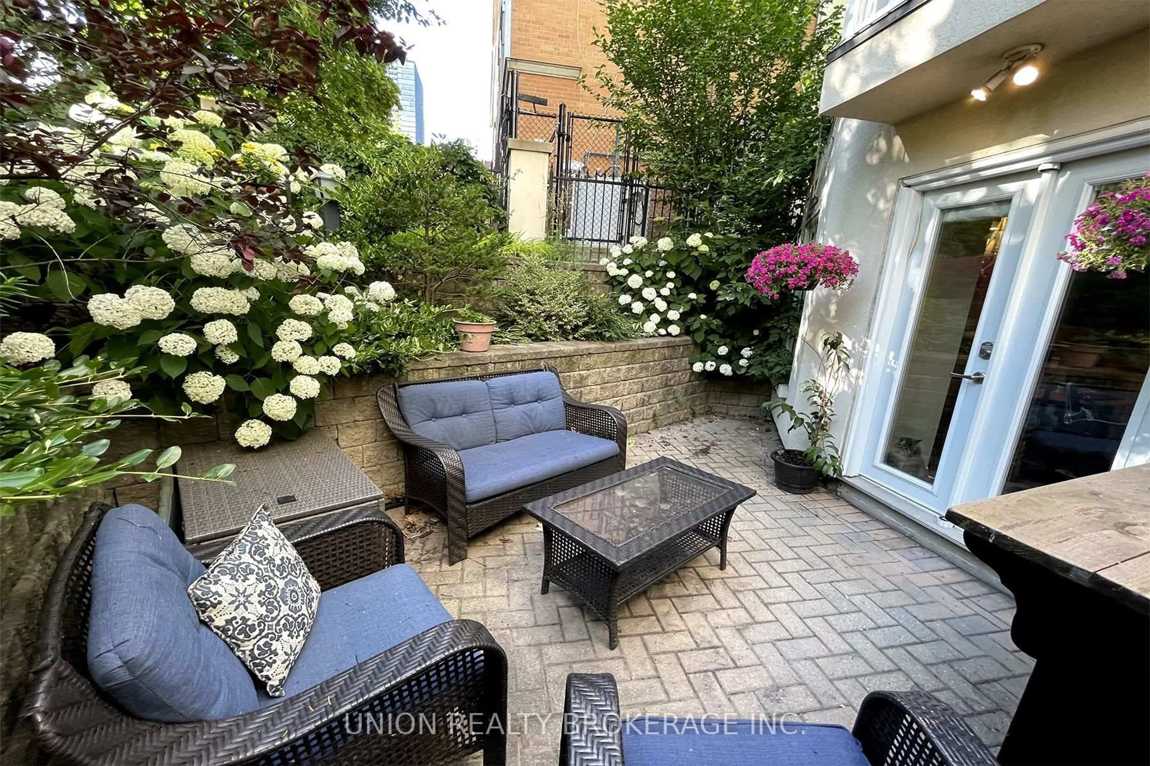 Patio, street for 539 Jarvis St #M1, Toronto Ontario M4Y 2H7