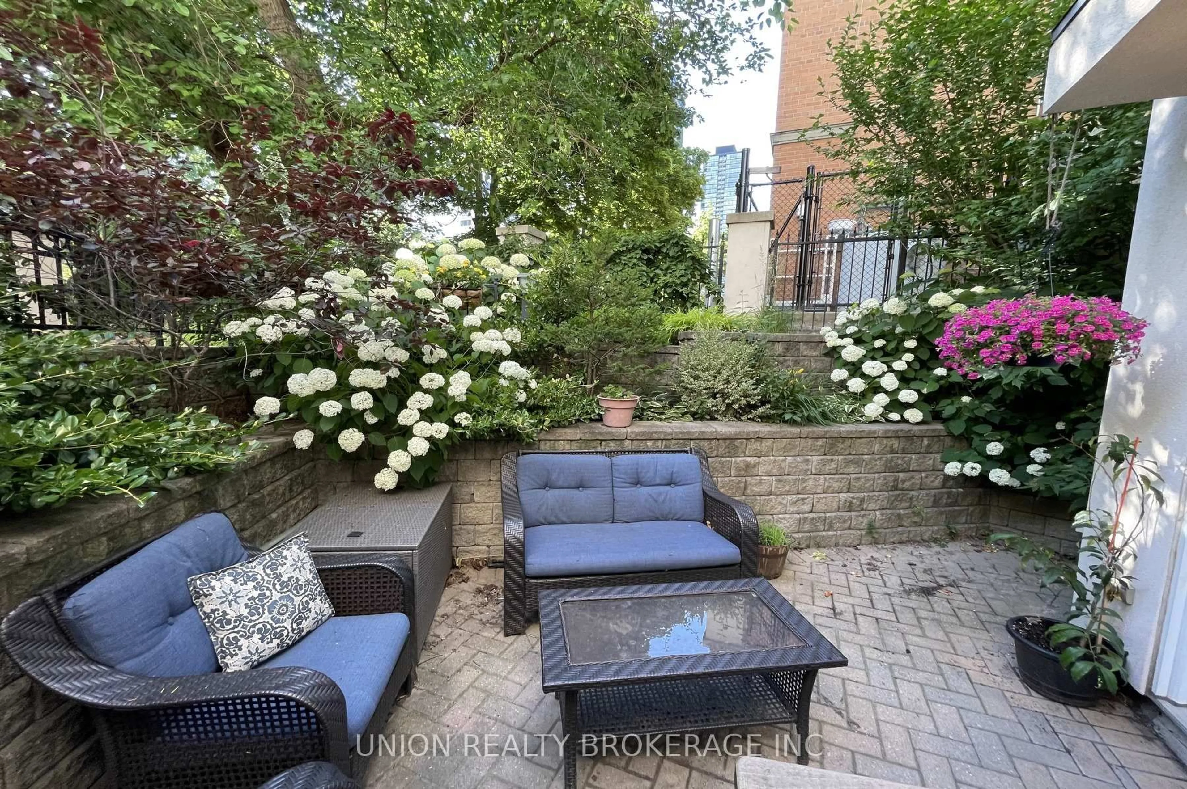 Patio, street for 539 Jarvis St #M1, Toronto Ontario M4Y 2H7