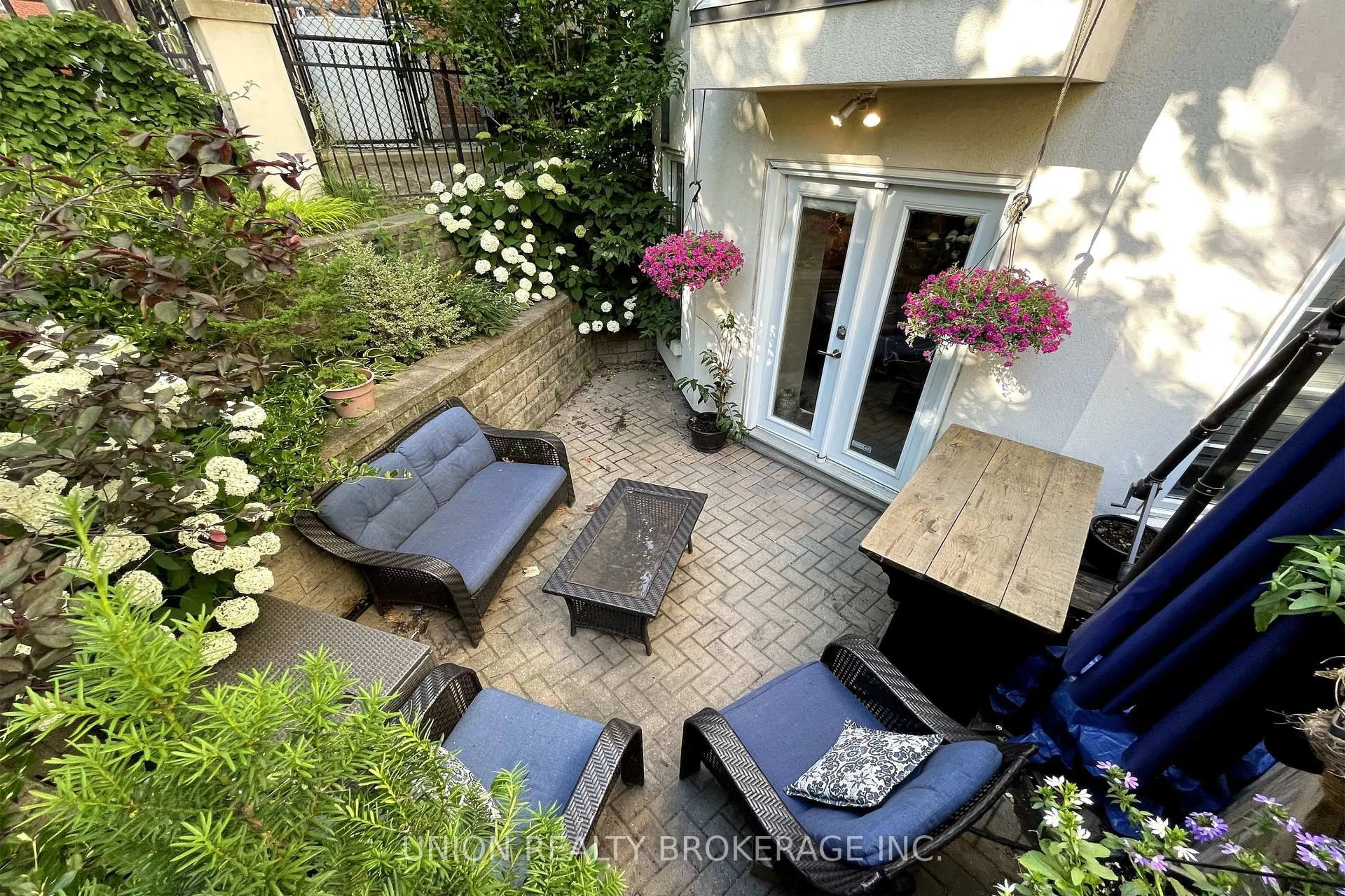 Patio, street for 539 Jarvis St #M1, Toronto Ontario M4Y 2H7