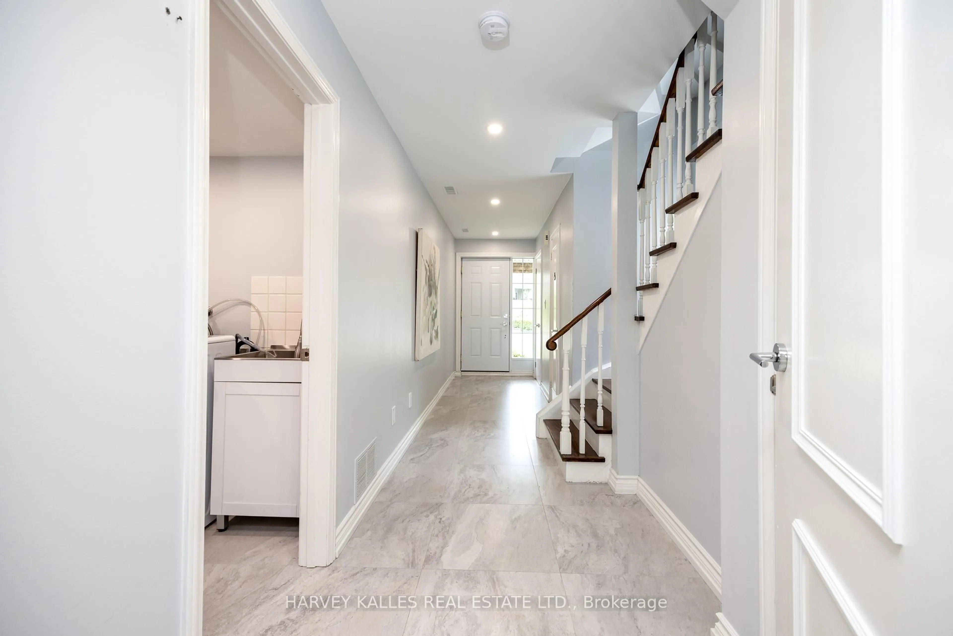 Indoor entryway for 14 Brynhurst Crt, Toronto Ontario M4P 2K1