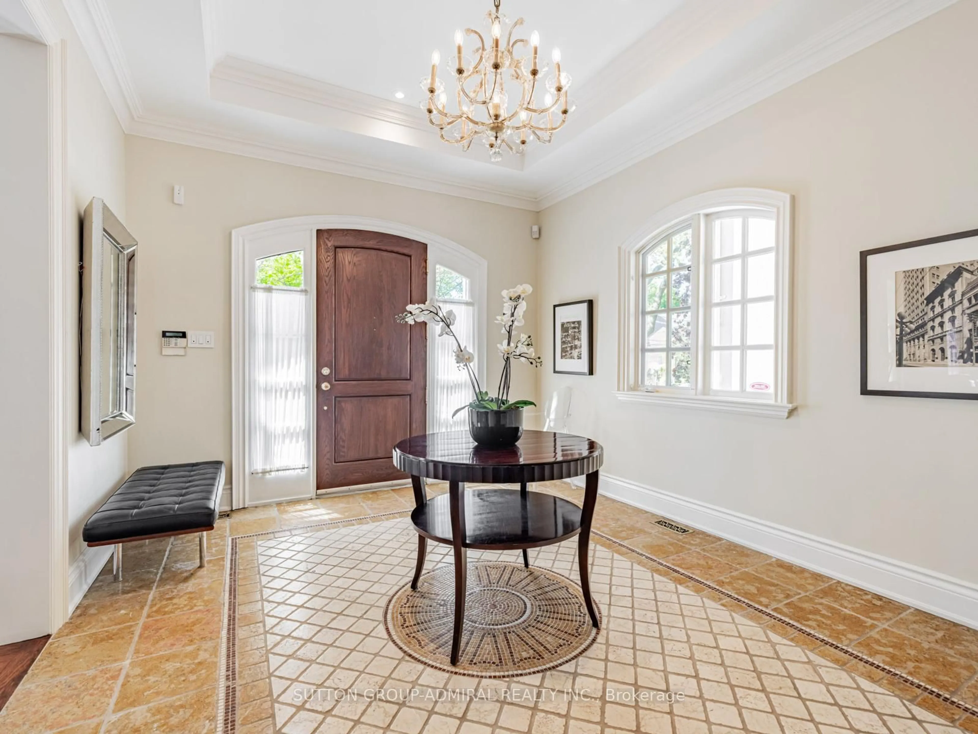 Indoor entryway for 538 Bedford Park Ave, Toronto Ontario M5M 1K3