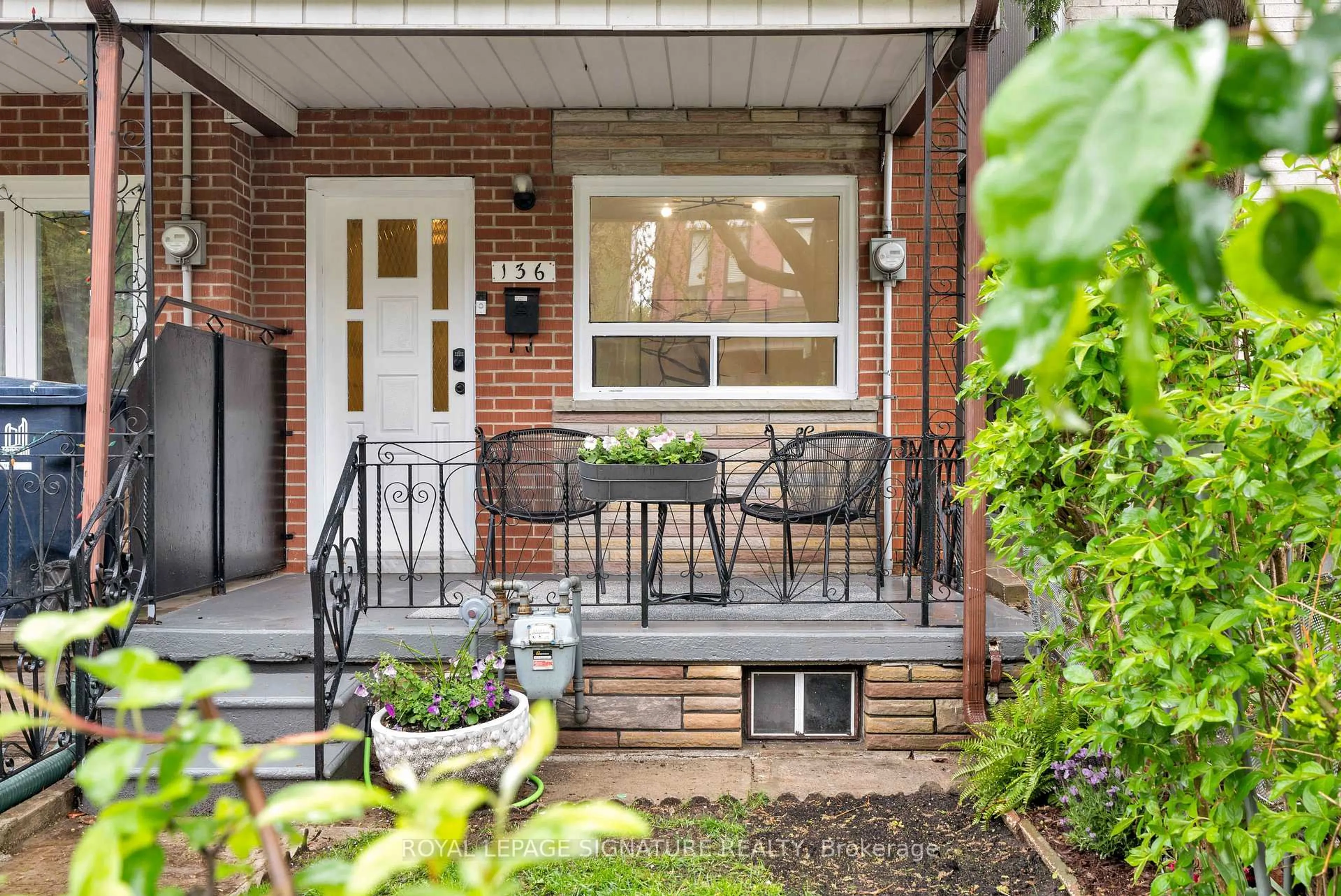Patio, street for 136 Montrose Ave, Toronto Ontario M6J 2T7