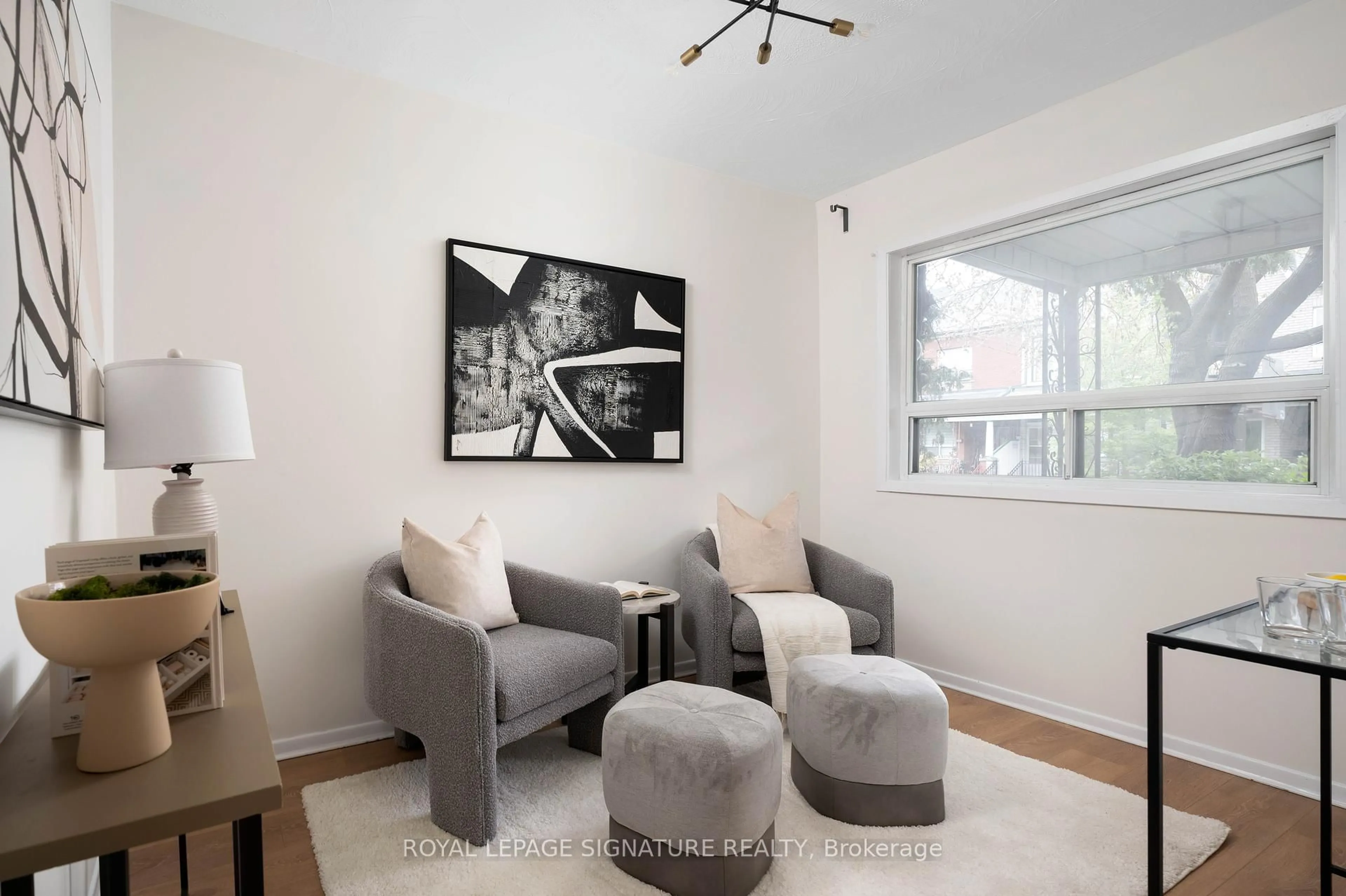 Living room with furniture, unknown for 136 Montrose Ave, Toronto Ontario M6J 2T7