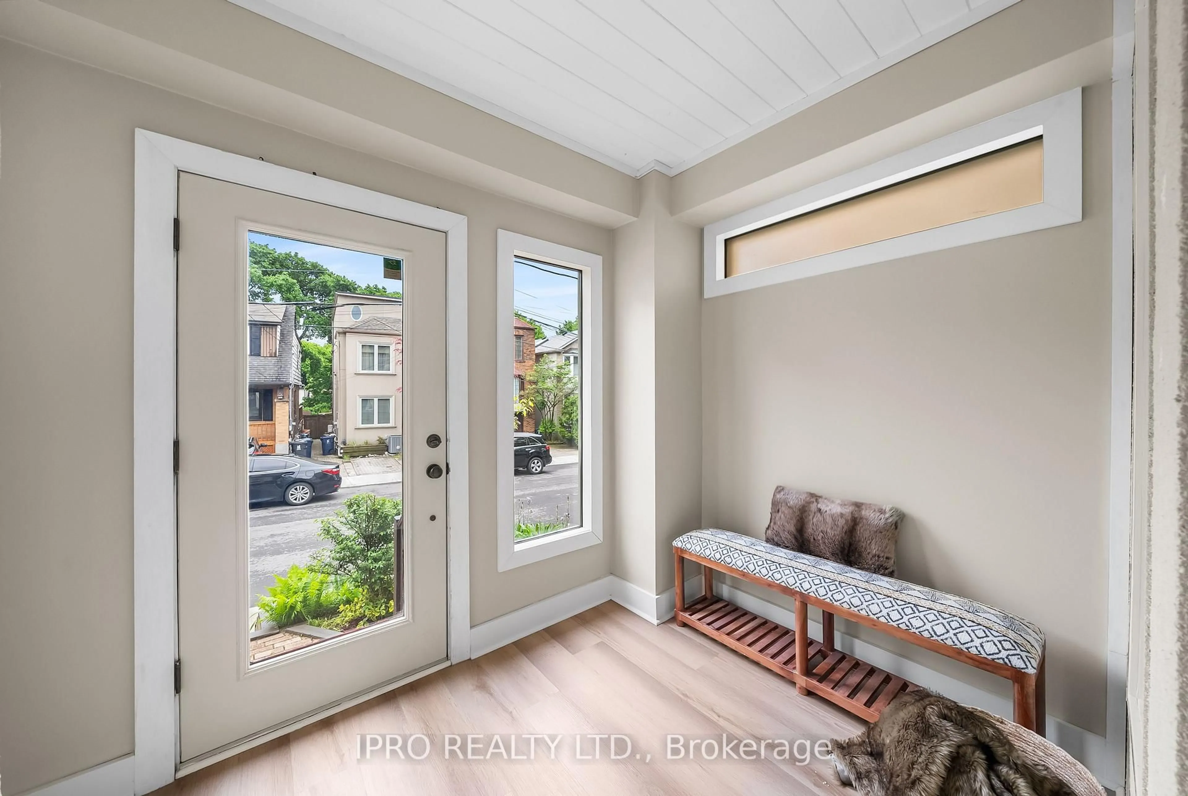 Indoor entryway for 134 Helendale Ave, Toronto Ontario M4R 1C7